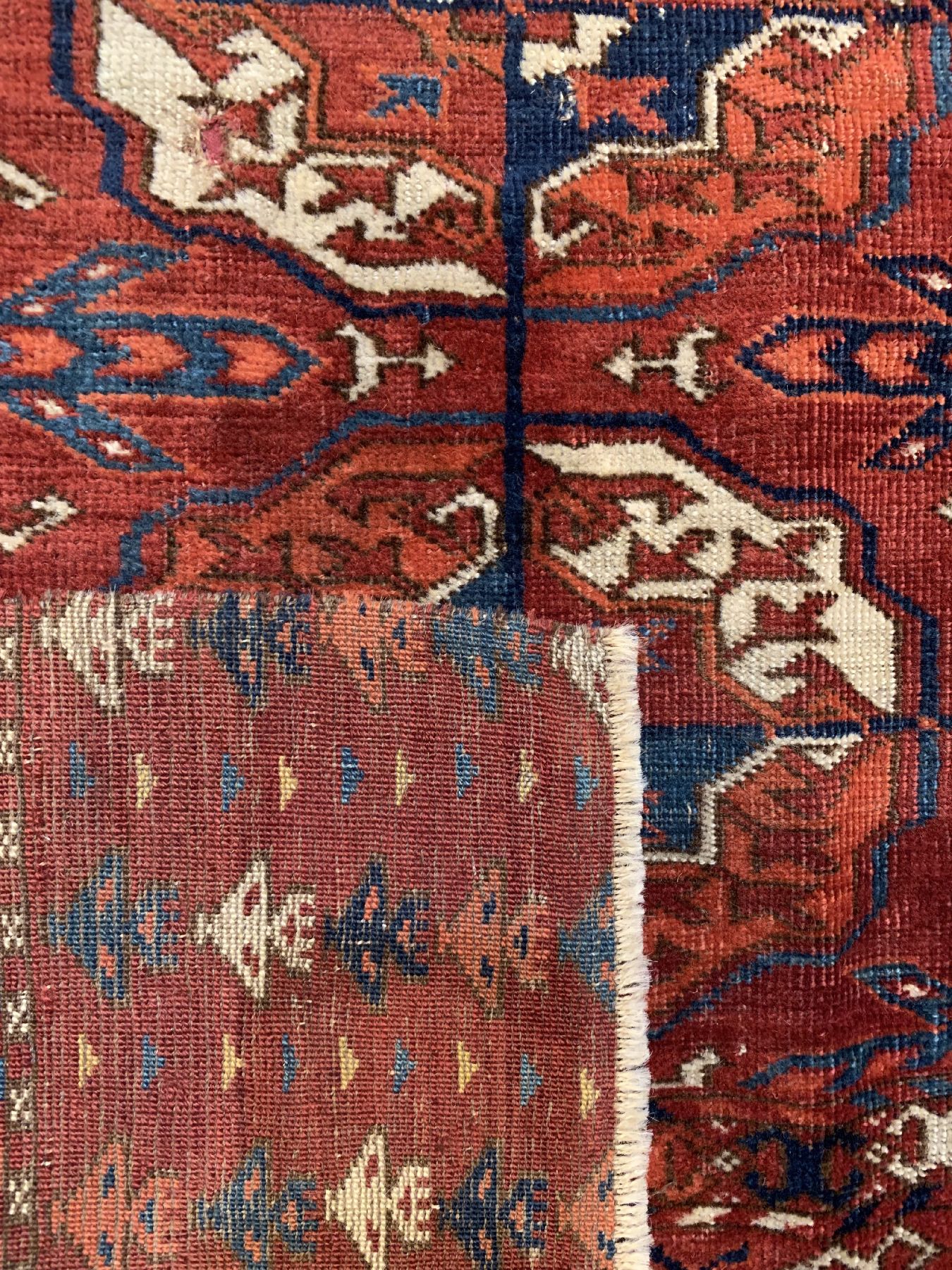 Detail d: Früher feiner Tekke Hauptteppich, Turkmenistan, anfang 19 Jhd., Wolle geknüpft auf Wolle, klassichen Tekke-Buchara Göls, ca. 295 x 190 cm, ...