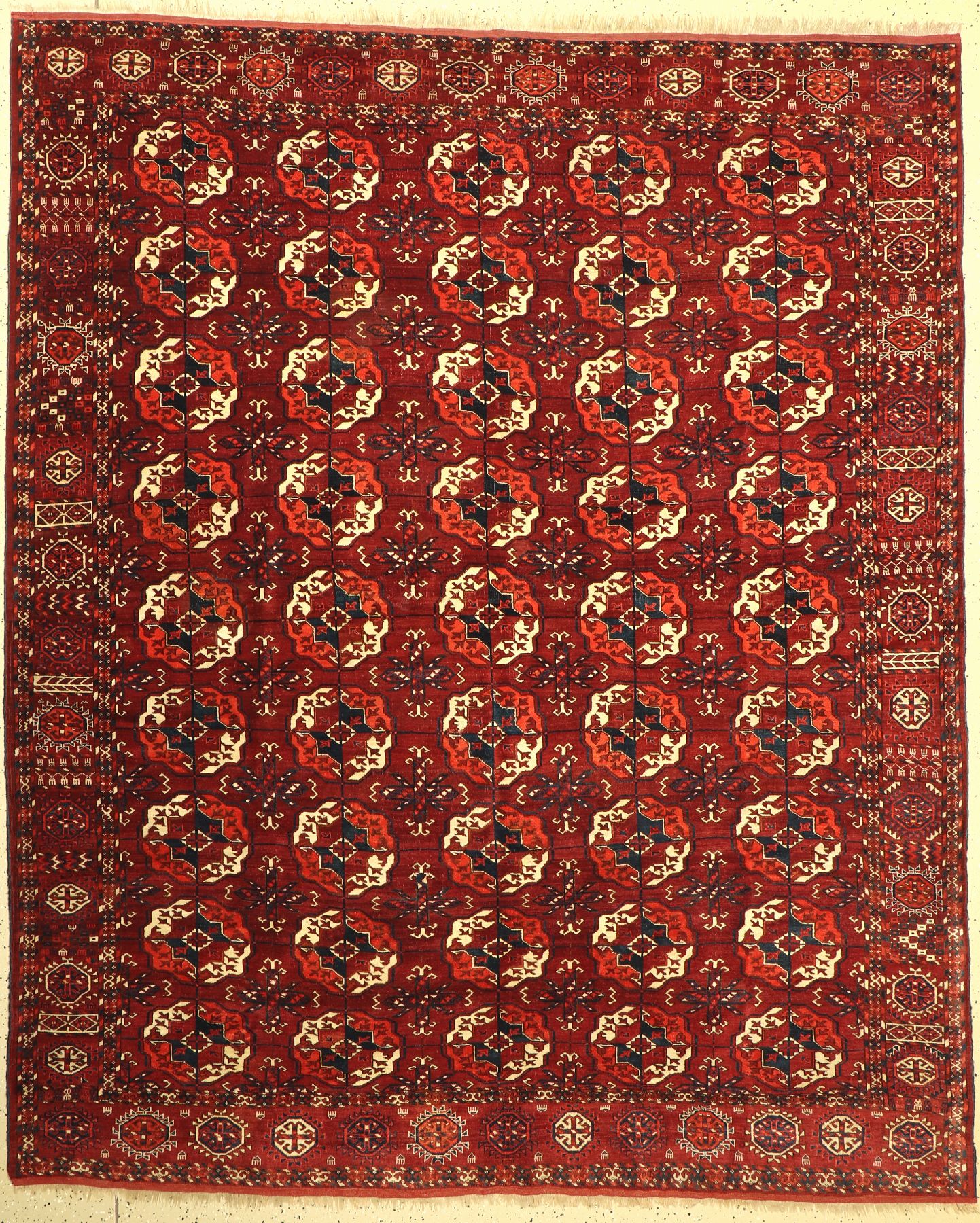 Antiker feiner Tekke, Hauptteppich, Turkmenistan, Mitte 19 Jhd., Wolle geknüpft auf Wolle, mit klassichen Tekke Göls, ca, 250 x 205 cm, EHZ: ...