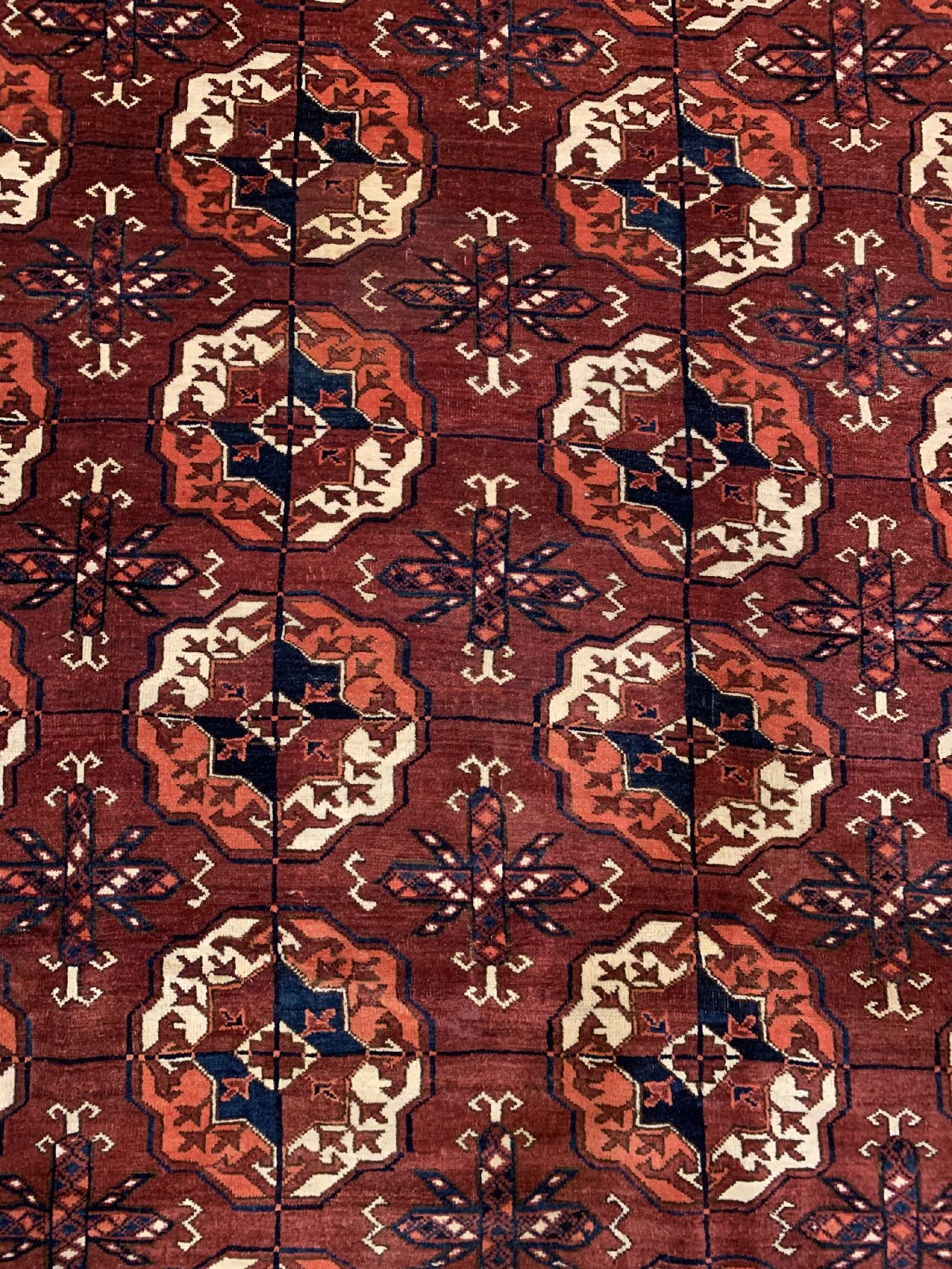 Detail a: Antiker feiner Tekke, Hauptteppich, Turkmenistan, Mitte 19 Jhd., Wolle geknüpft auf Wolle, mit klassichen Tekke Göls, ca, 250 x 205 cm, EHZ: ...