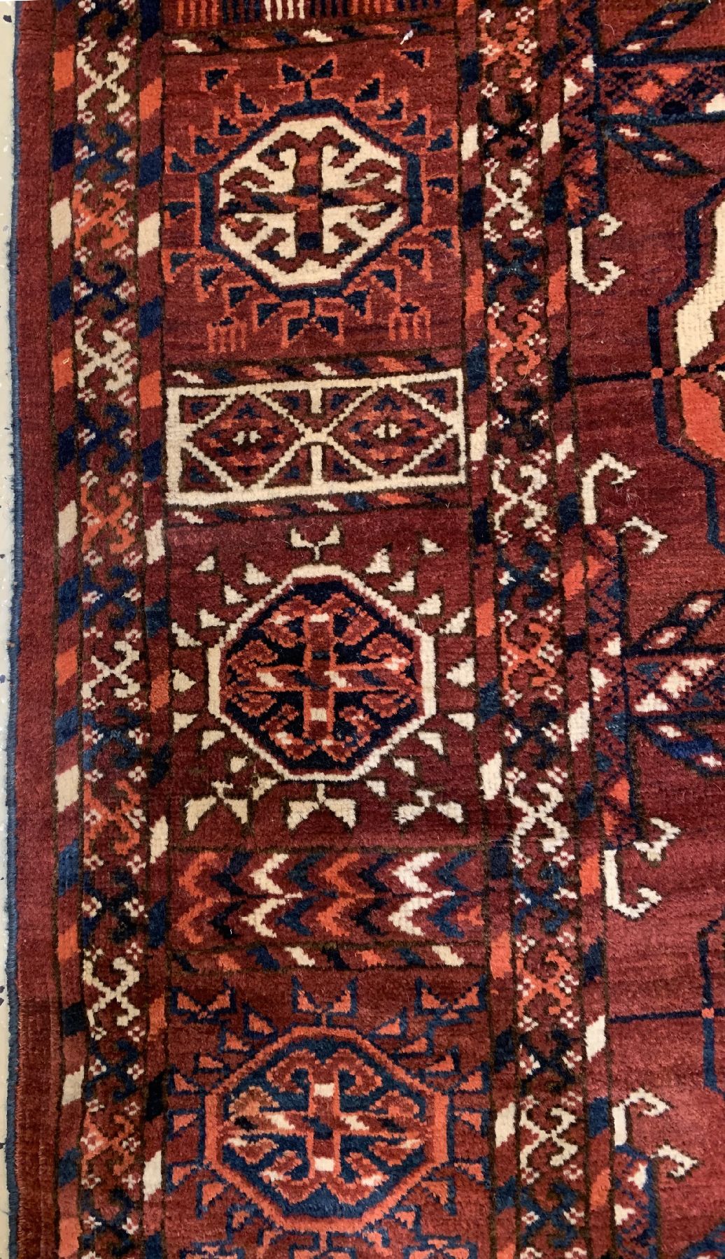 Detail b: Antiker feiner Tekke, Hauptteppich, Turkmenistan, Mitte 19 Jhd., Wolle geknüpft auf Wolle, mit klassichen Tekke Göls, ca, 250 x 205 cm, EHZ: ...