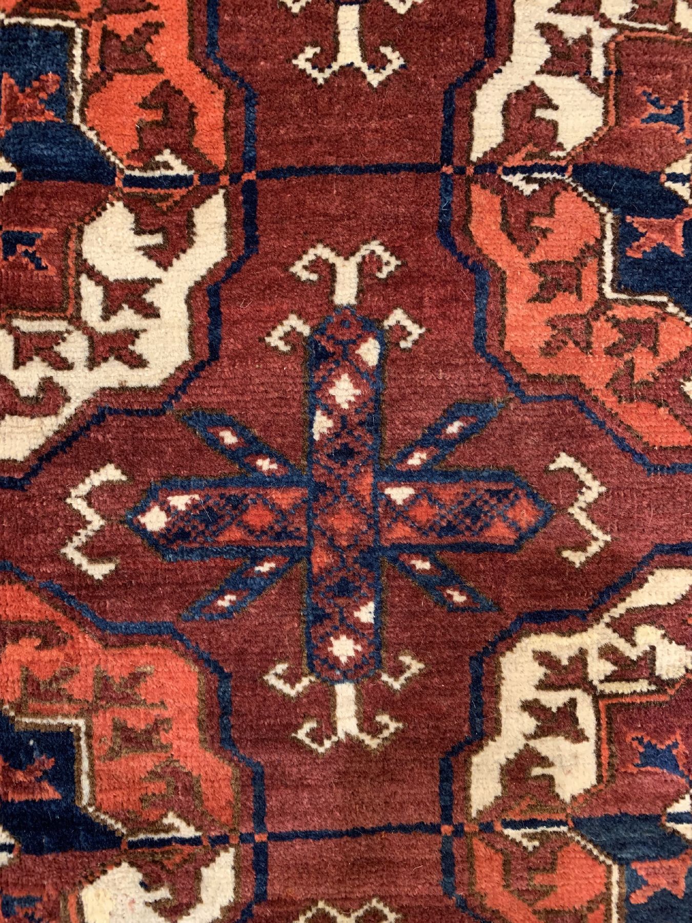 Detail c: Antiker feiner Tekke, Hauptteppich, Turkmenistan, Mitte 19 Jhd., Wolle geknüpft auf Wolle, mit klassichen Tekke Göls, ca, 250 x 205 cm, EHZ: ...