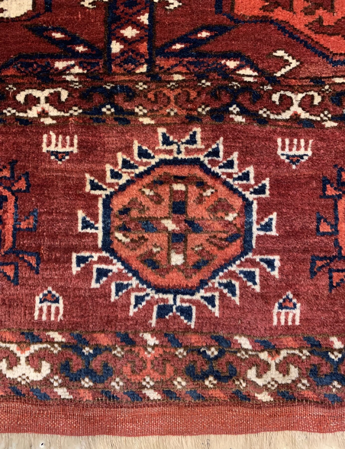 Detail d: Antiker feiner Tekke, Hauptteppich, Turkmenistan, Mitte 19 Jhd., Wolle geknüpft auf Wolle, mit klassichen Tekke Göls, ca, 250 x 205 cm, EHZ: ...