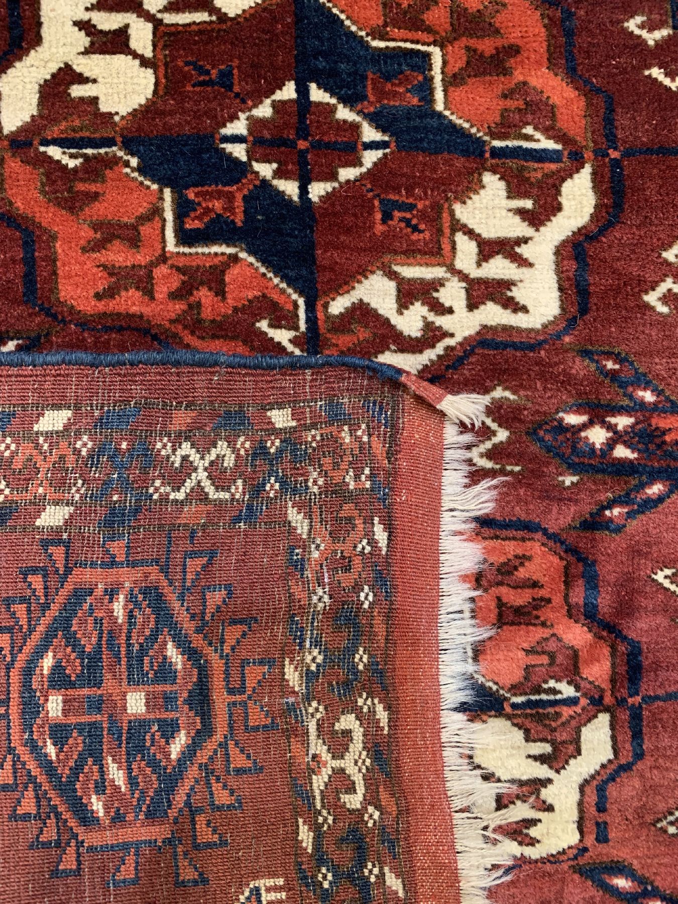 Detail e: Antiker feiner Tekke, Hauptteppich, Turkmenistan, Mitte 19 Jhd., Wolle geknüpft auf Wolle, mit klassichen Tekke Göls, ca, 250 x 205 cm, EHZ: ...