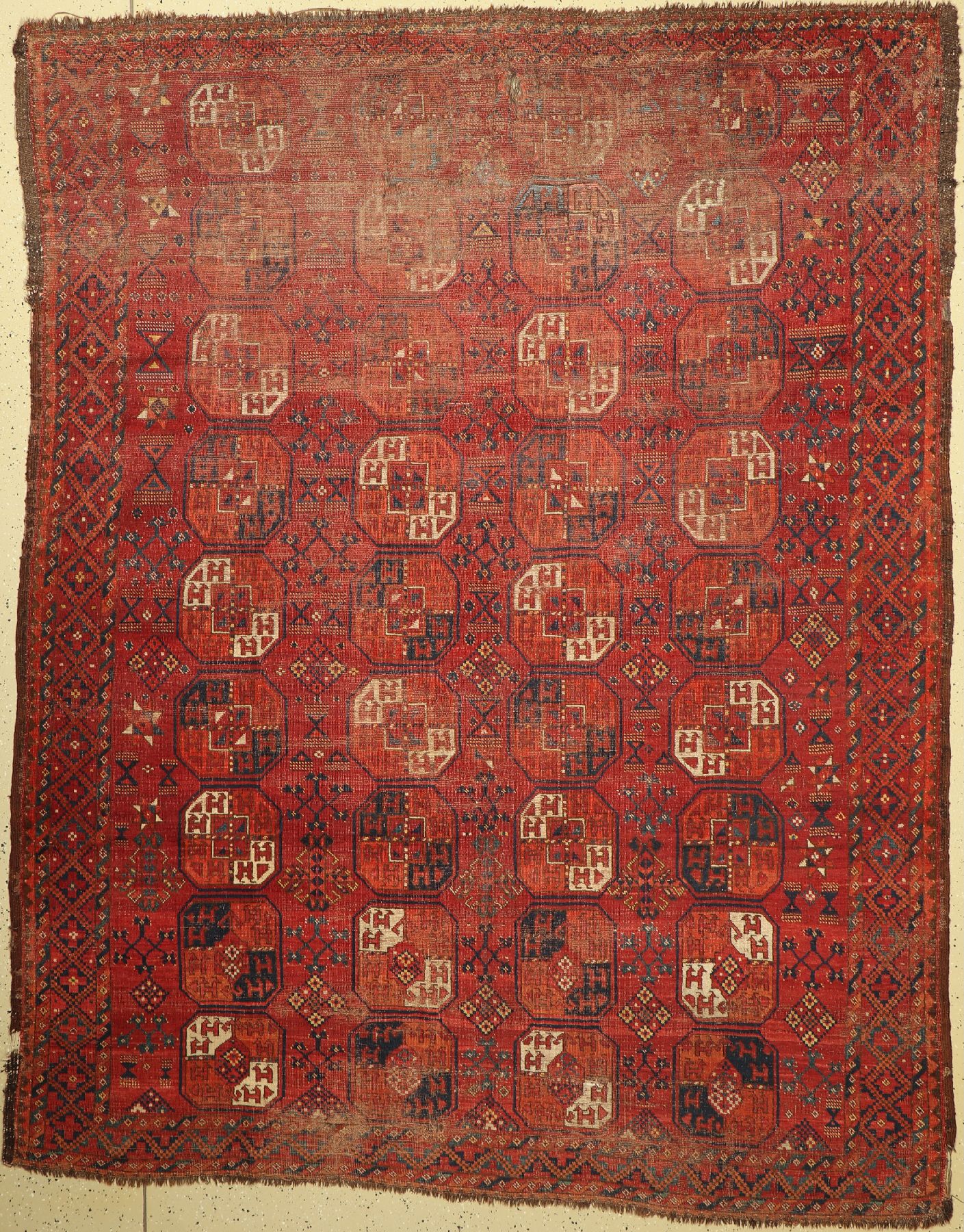 Antiker Ersari Hauptteppich, Turkmenistan, mitte 19 Jhd, Wolle geknüpft auf Wolle, mit Gülli-Göls, ca, 300 x 233 cm, EHZ: (Altersbedingter ...