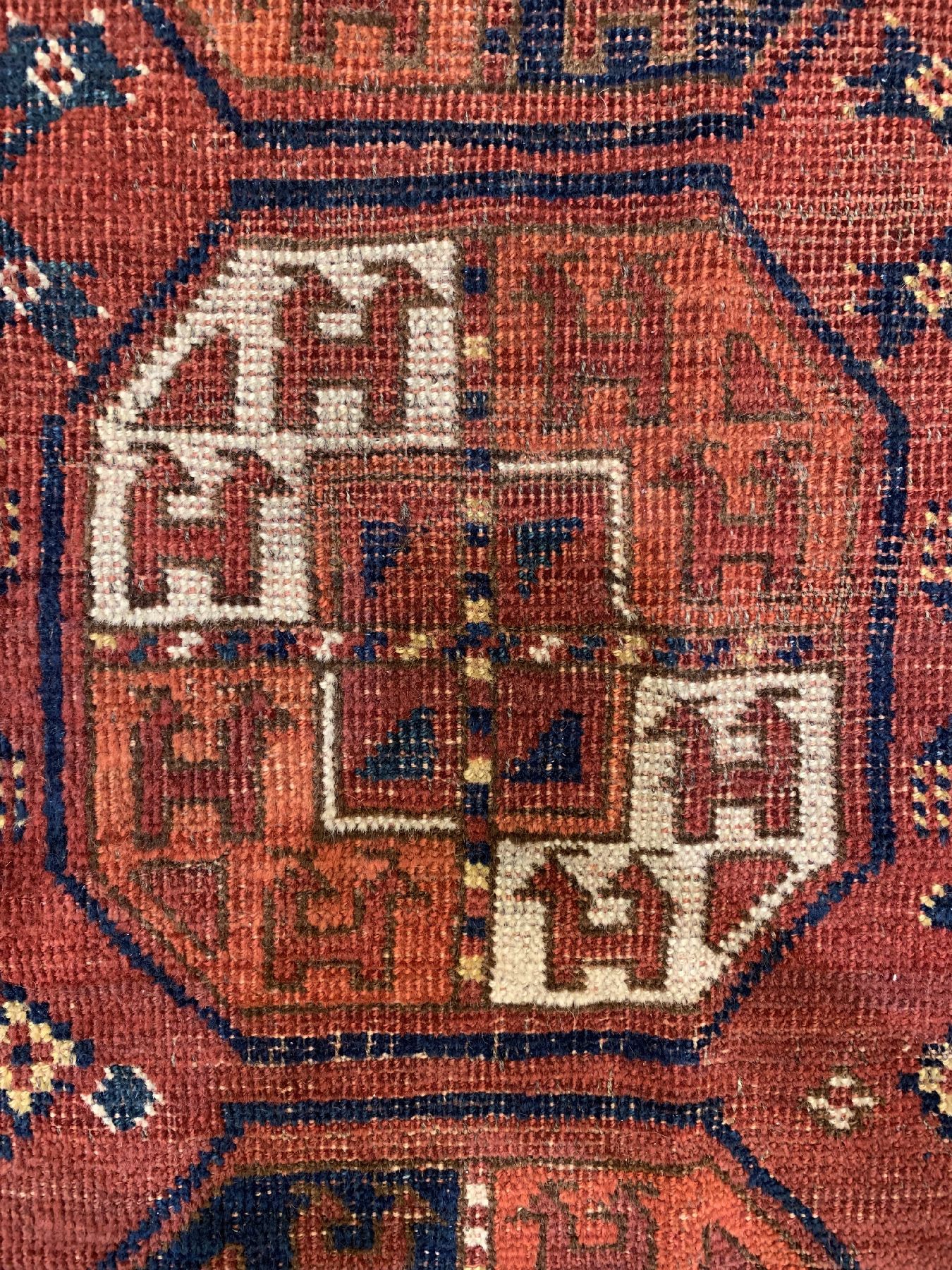 Detail a: Antiker Ersari Hauptteppich, Turkmenistan, mitte 19 Jhd, Wolle geknüpft auf Wolle, mit Gülli-Göls, ca, 300 x 233 cm, EHZ: (Altersbedingter ...