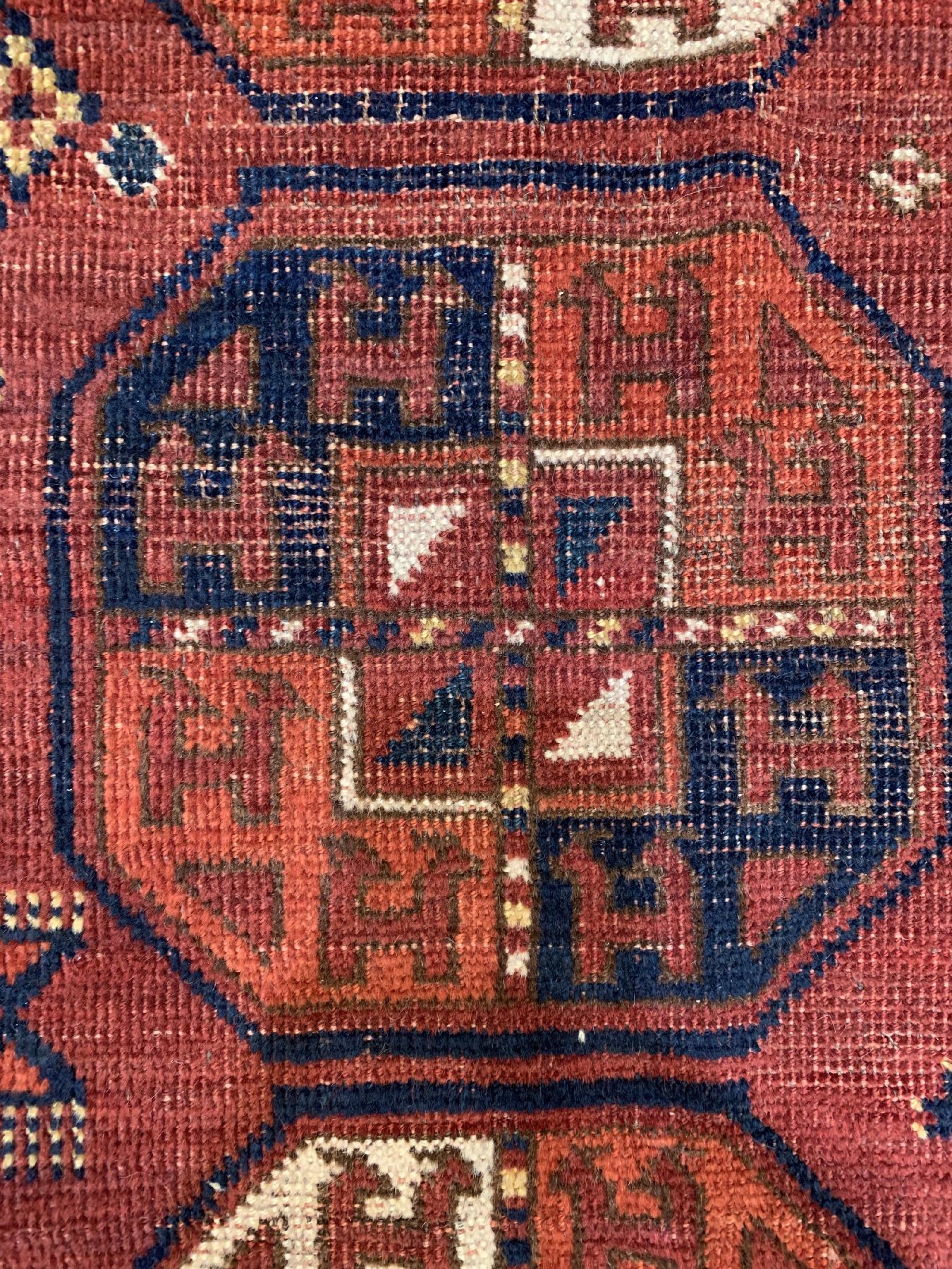 Detail b: Antiker Ersari Hauptteppich, Turkmenistan, mitte 19 Jhd, Wolle geknüpft auf Wolle, mit Gülli-Göls, ca, 300 x 233 cm, EHZ: (Altersbedingter ...