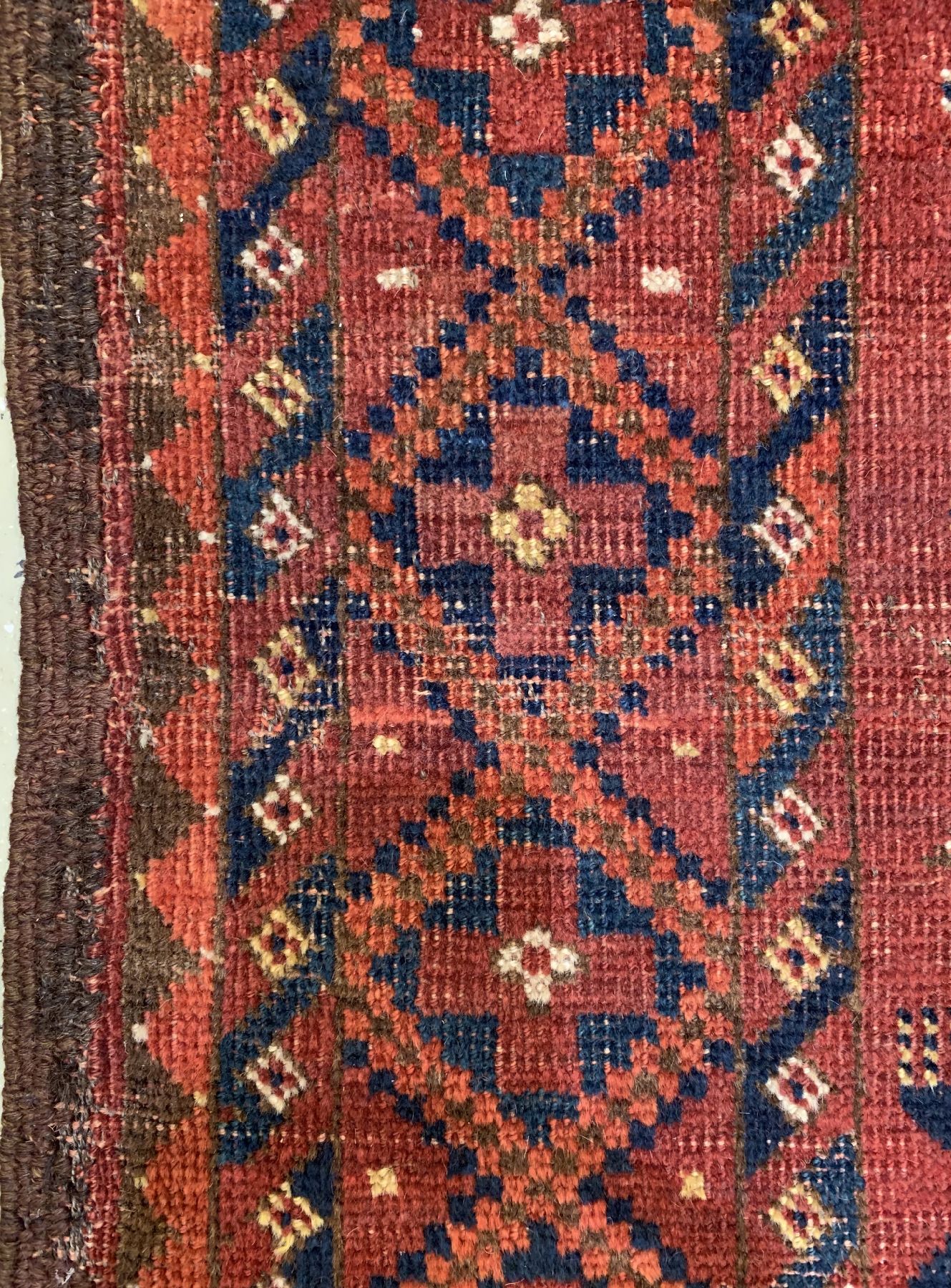 Detail c: Antiker Ersari Hauptteppich, Turkmenistan, mitte 19 Jhd, Wolle geknüpft auf Wolle, mit Gülli-Göls, ca, 300 x 233 cm, EHZ: (Altersbedingter ...