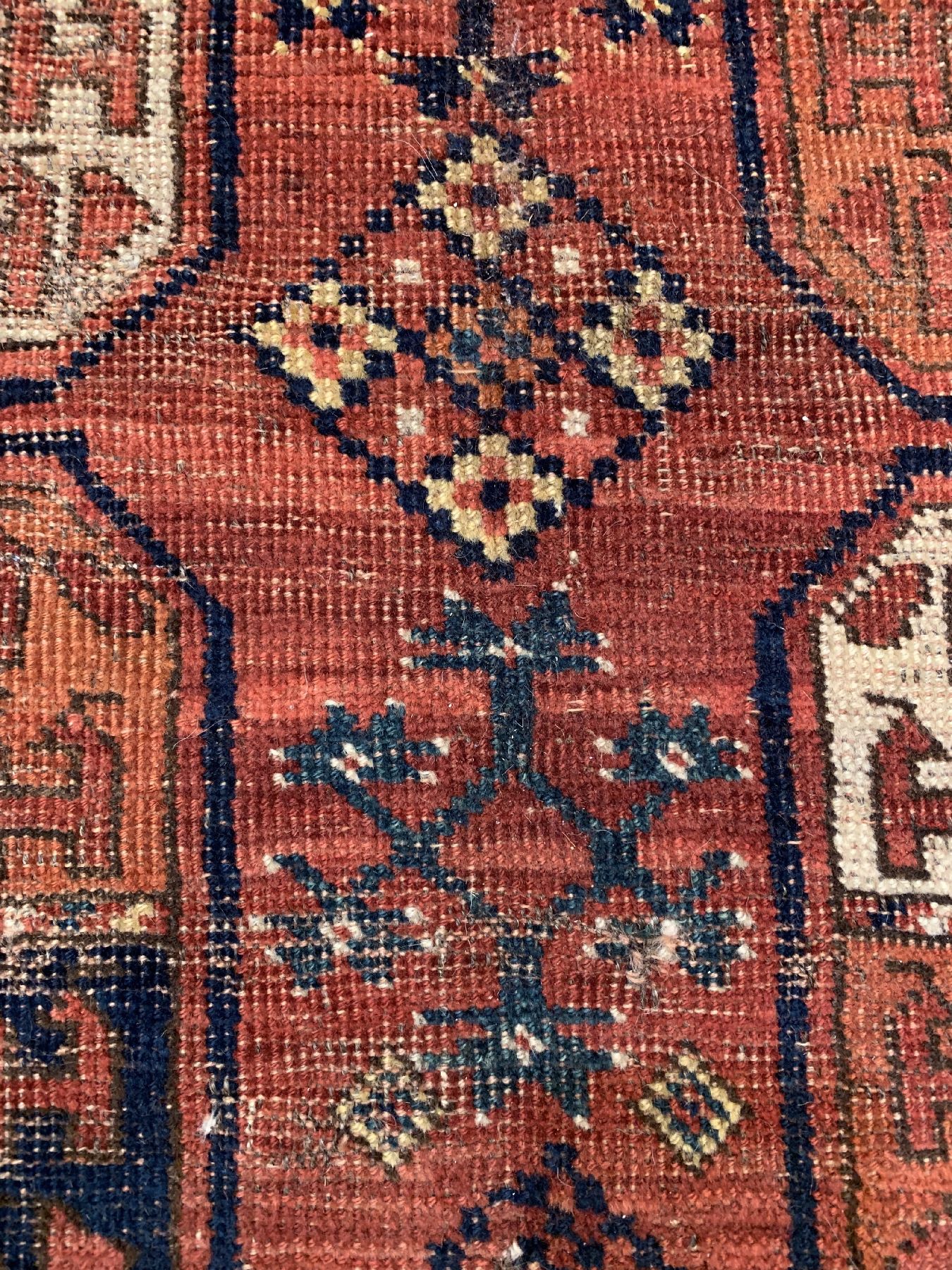 Detail d: Antiker Ersari Hauptteppich, Turkmenistan, mitte 19 Jhd, Wolle geknüpft auf Wolle, mit Gülli-Göls, ca, 300 x 233 cm, EHZ: (Altersbedingter ...
