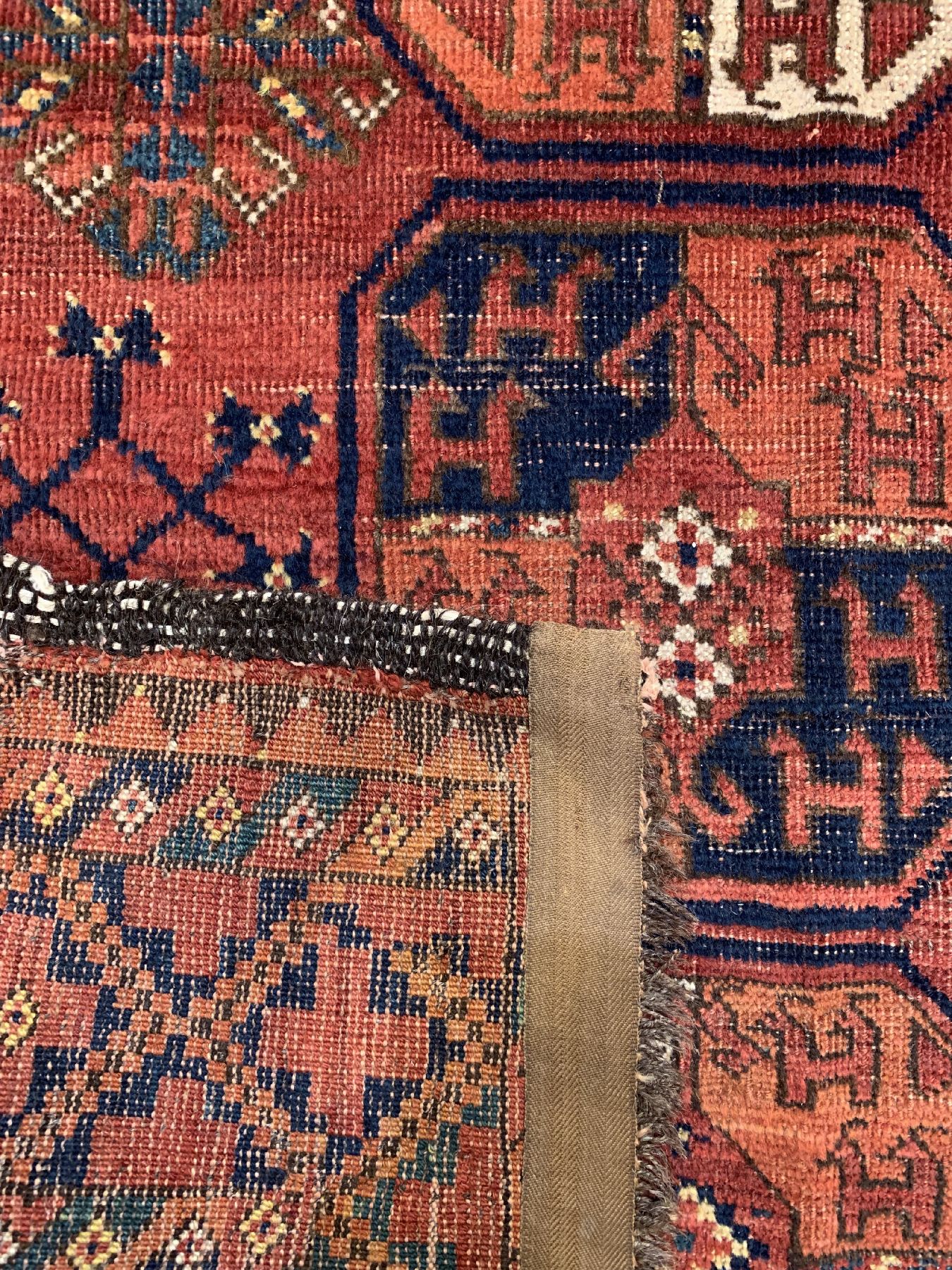 Detail e: Antiker Ersari Hauptteppich, Turkmenistan, mitte 19 Jhd, Wolle geknüpft auf Wolle, mit Gülli-Göls, ca, 300 x 233 cm, EHZ: (Altersbedingter ...