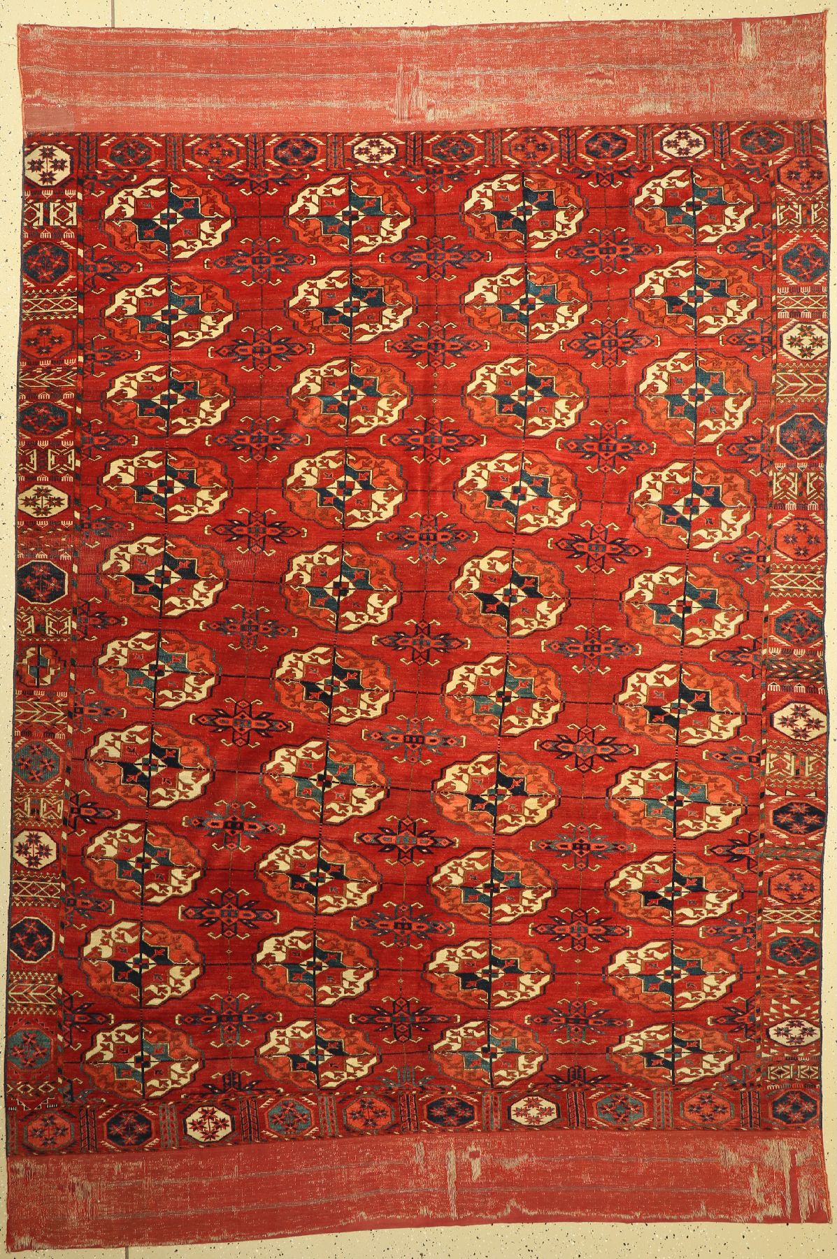 Antiker feiner Tekke, Hauptteppich, Turkmenistan, mitte 19 Jhd., Wolle geknüpft auf Wolle, mit klassichen Tekke Göls, ca, 297 x 200 cm, ...