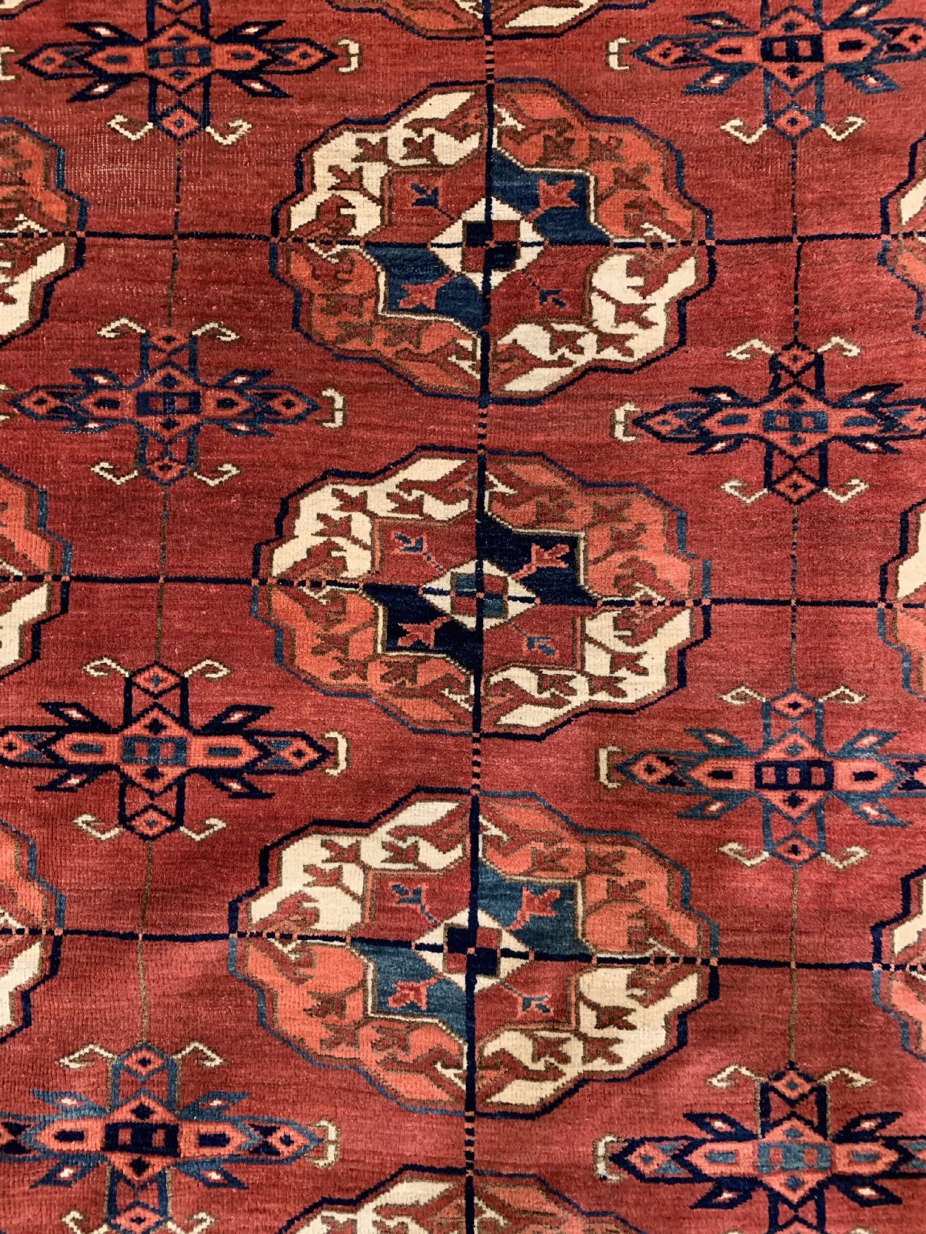 Detail a: Antiker feiner Tekke, Hauptteppich, Turkmenistan, mitte 19 Jhd., Wolle geknüpft auf Wolle, mit klassichen Tekke Göls, ca, 297 x 200 cm, ...