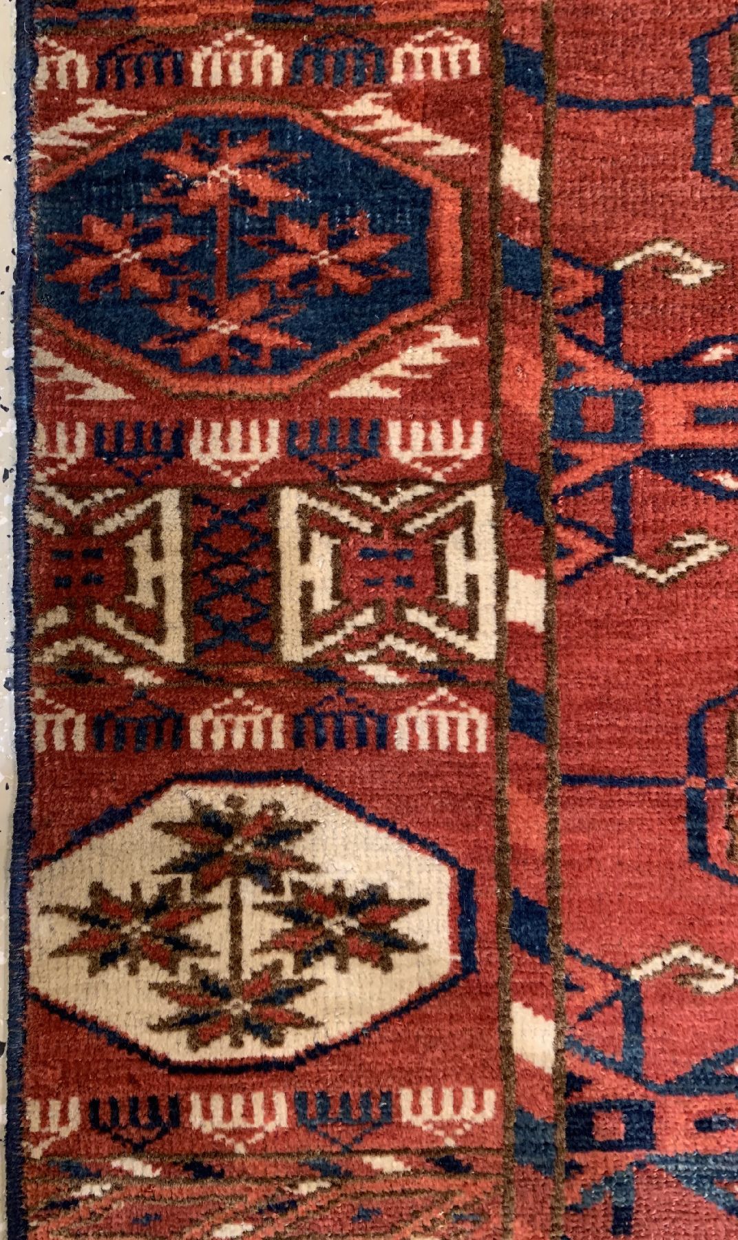 Detail c: Antiker feiner Tekke, Hauptteppich, Turkmenistan, mitte 19 Jhd., Wolle geknüpft auf Wolle, mit klassichen Tekke Göls, ca, 297 x 200 cm, ...