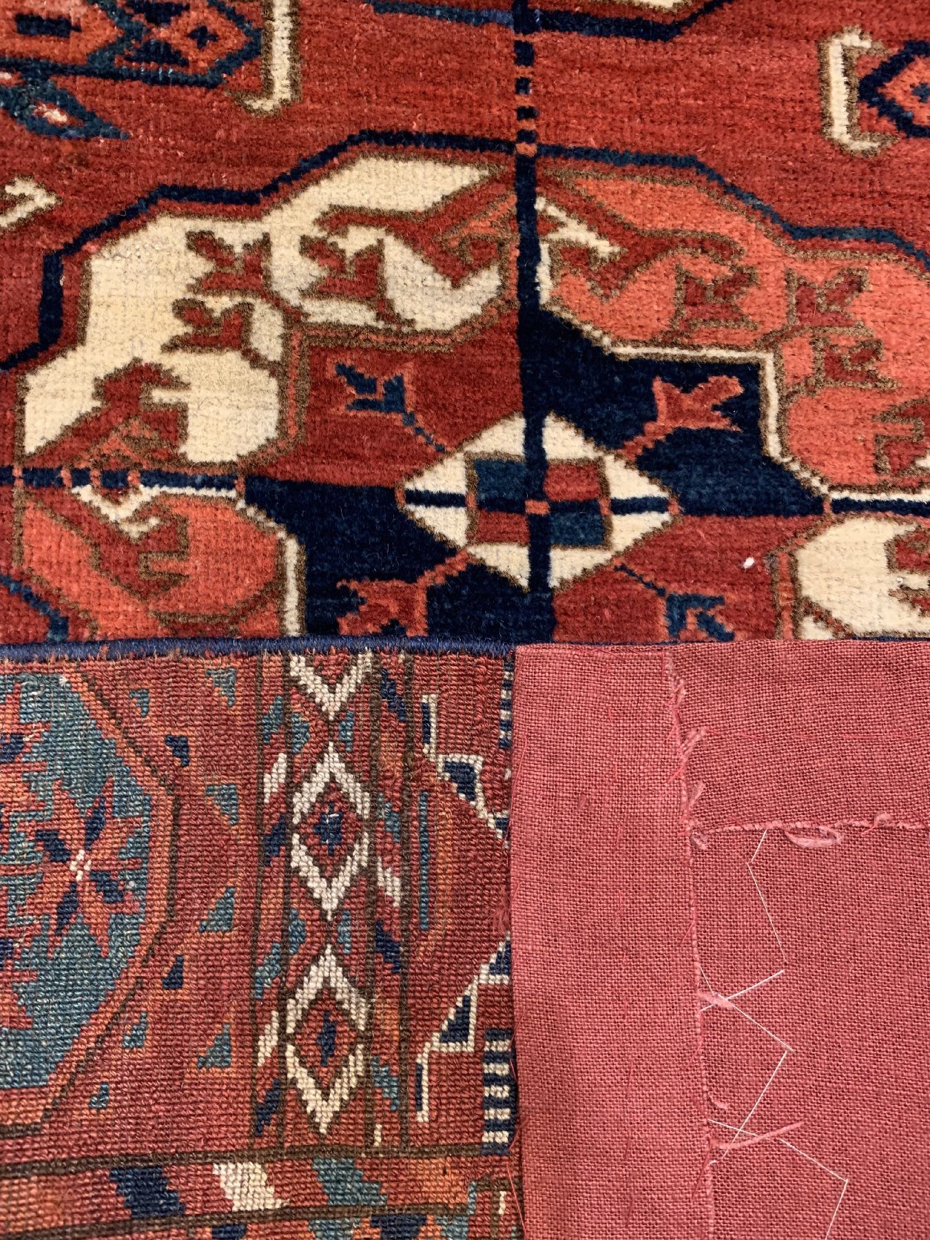 Detail e: Antiker feiner Tekke, Hauptteppich, Turkmenistan, mitte 19 Jhd., Wolle geknüpft auf Wolle, mit klassichen Tekke Göls, ca, 297 x 200 cm, ...