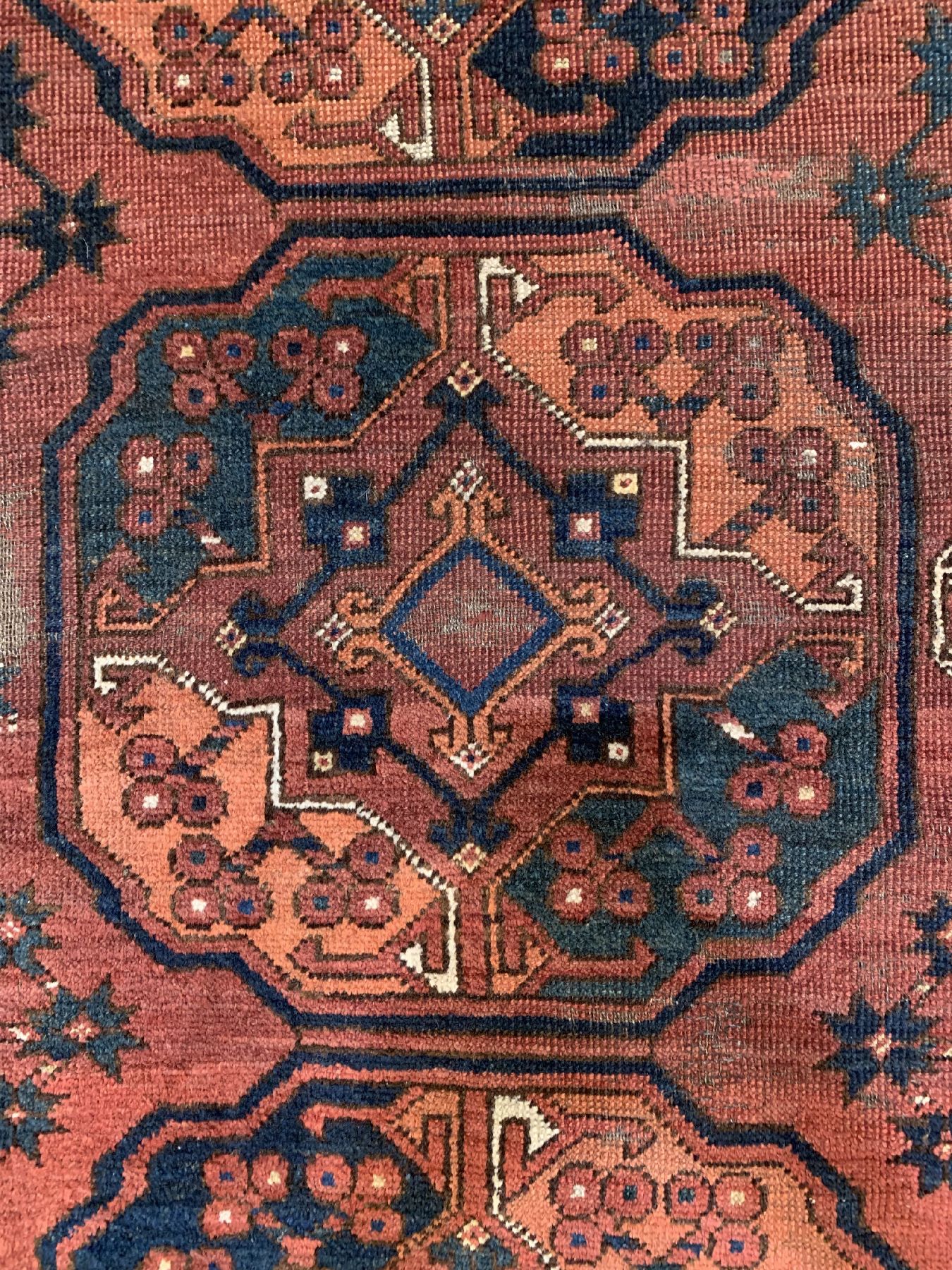 Detail a: Antiker Ersari Hauptteppich, Turkmenistan, mitte 19 Jhd., Wolle geknüpft auf Wolle, mit Gülli-Göls, ca, 300 x 233 cm, EHZ:(Altersbedingter ...