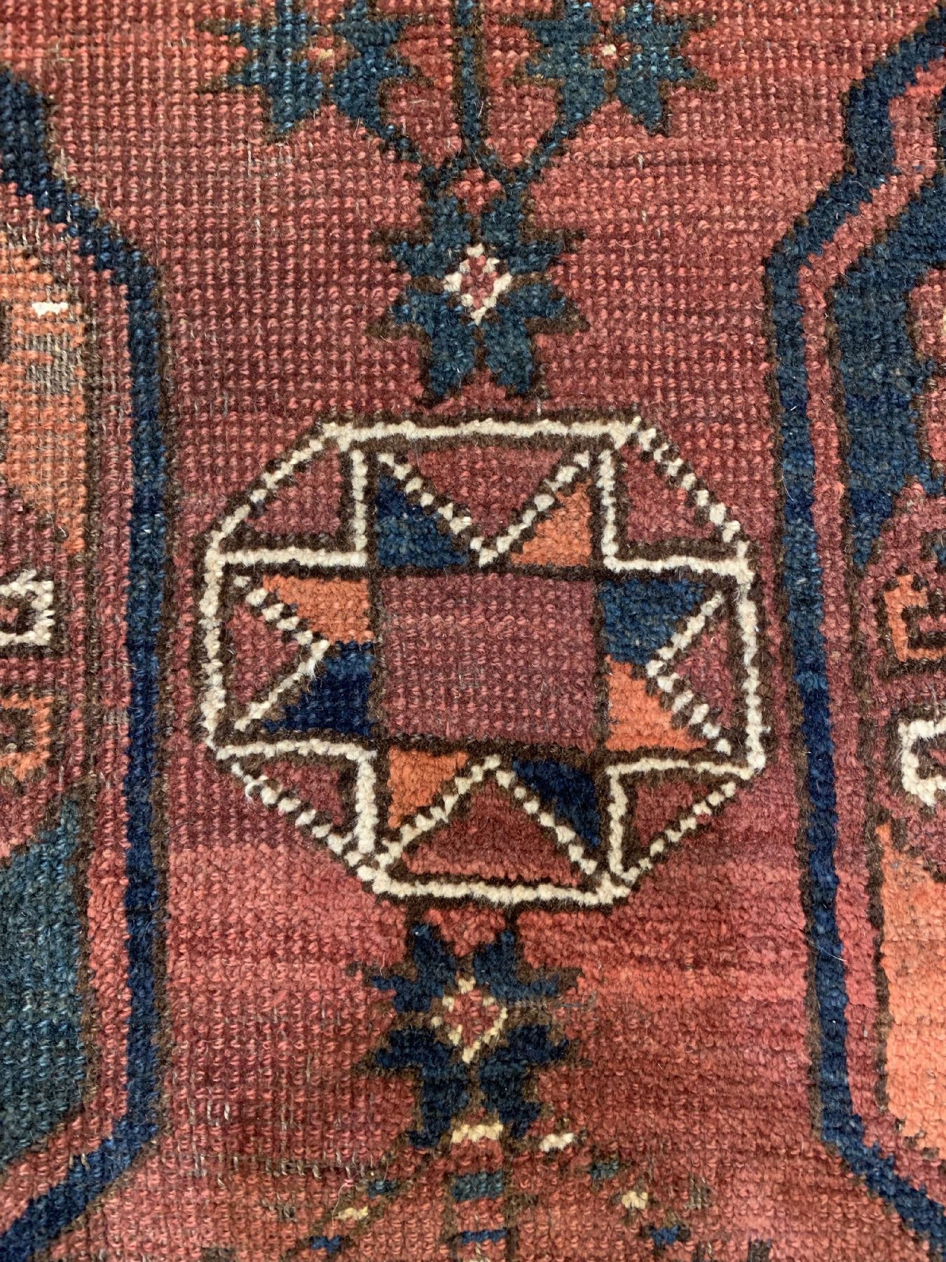 Detail b: Antiker Ersari Hauptteppich, Turkmenistan, mitte 19 Jhd., Wolle geknüpft auf Wolle, mit Gülli-Göls, ca, 300 x 233 cm, EHZ:(Altersbedingter ...