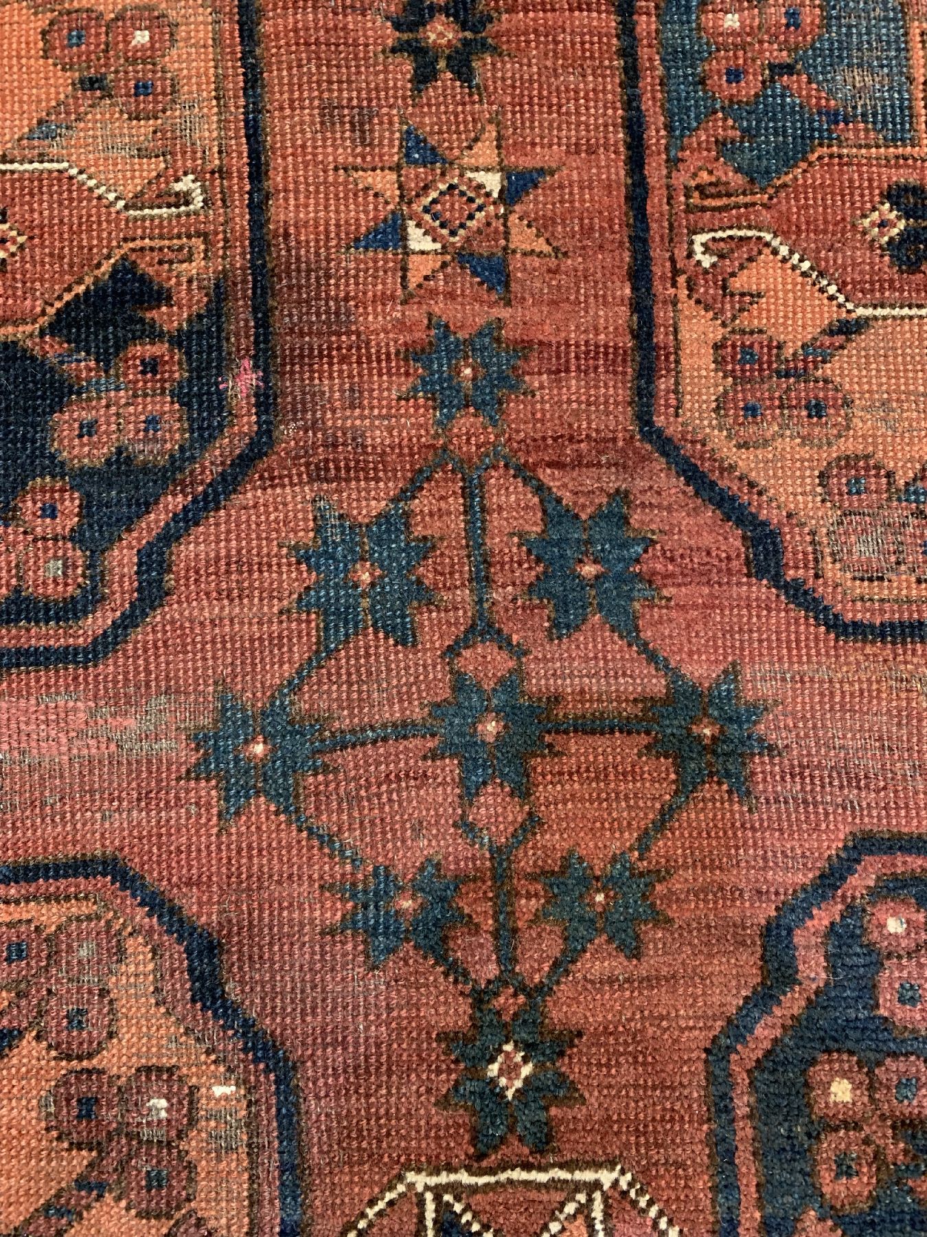 Detail c: Antiker Ersari Hauptteppich, Turkmenistan, mitte 19 Jhd., Wolle geknüpft auf Wolle, mit Gülli-Göls, ca, 300 x 233 cm, EHZ:(Altersbedingter ...