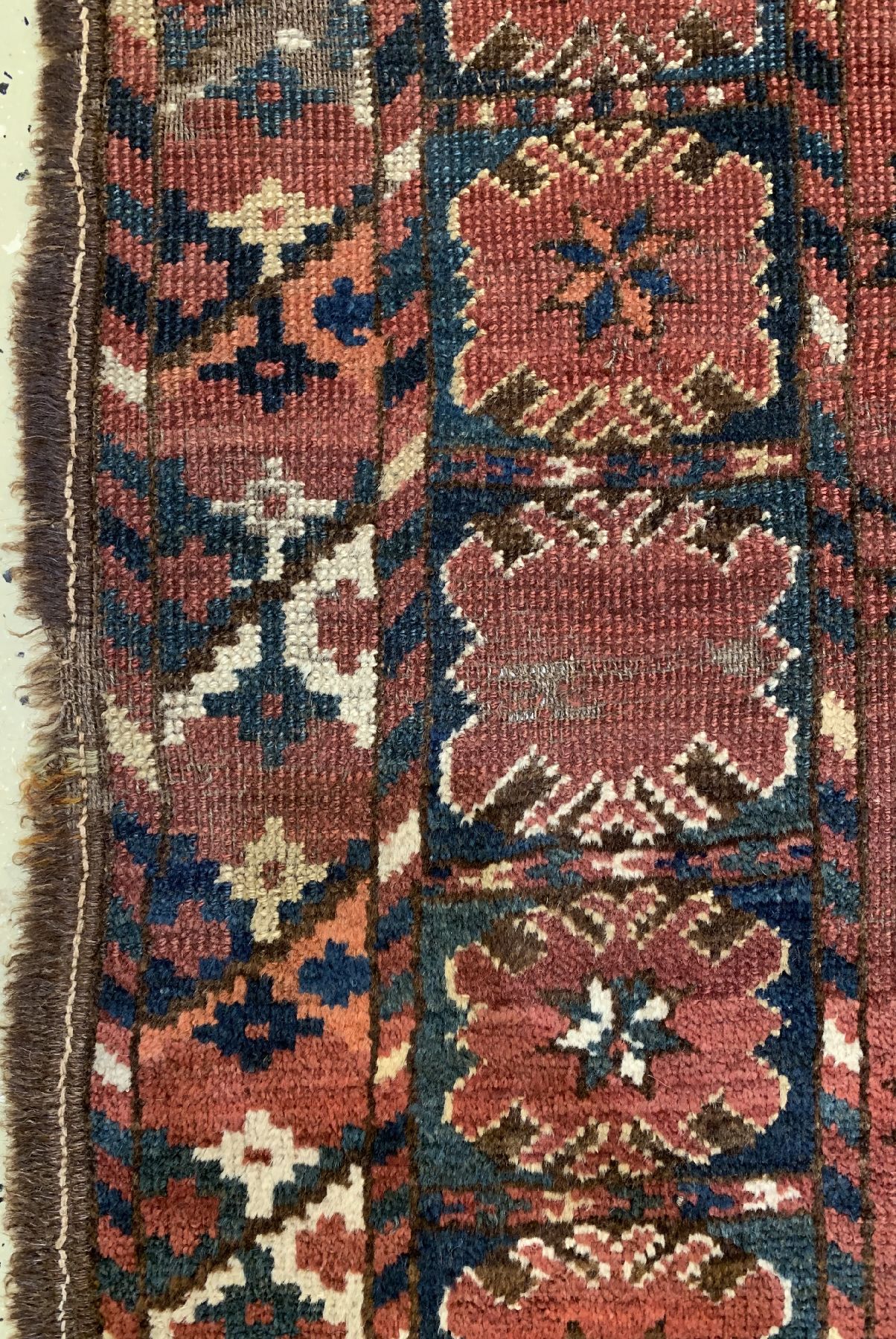 Detail d: Antiker Ersari Hauptteppich, Turkmenistan, mitte 19 Jhd., Wolle geknüpft auf Wolle, mit Gülli-Göls, ca, 300 x 233 cm, EHZ:(Altersbedingter ...
