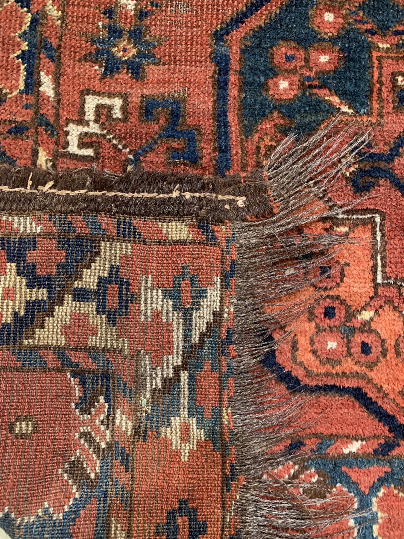 Detail e: Antiker Ersari Hauptteppich, Turkmenistan, mitte 19 Jhd., Wolle geknüpft auf Wolle, mit Gülli-Göls, ca, 300 x 233 cm, EHZ:(Altersbedingter ...