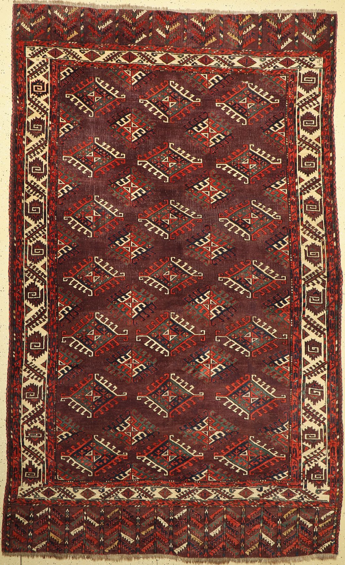 Antiker Yomud, Hauptteppich Turkmenistan, mitte 19 Jhd., Wolle geknüpft auf Wolle, mit Dyrnak-Göls, ca. 290 x 180 cm, EHZ: 3 (Altersbedingt guter ...