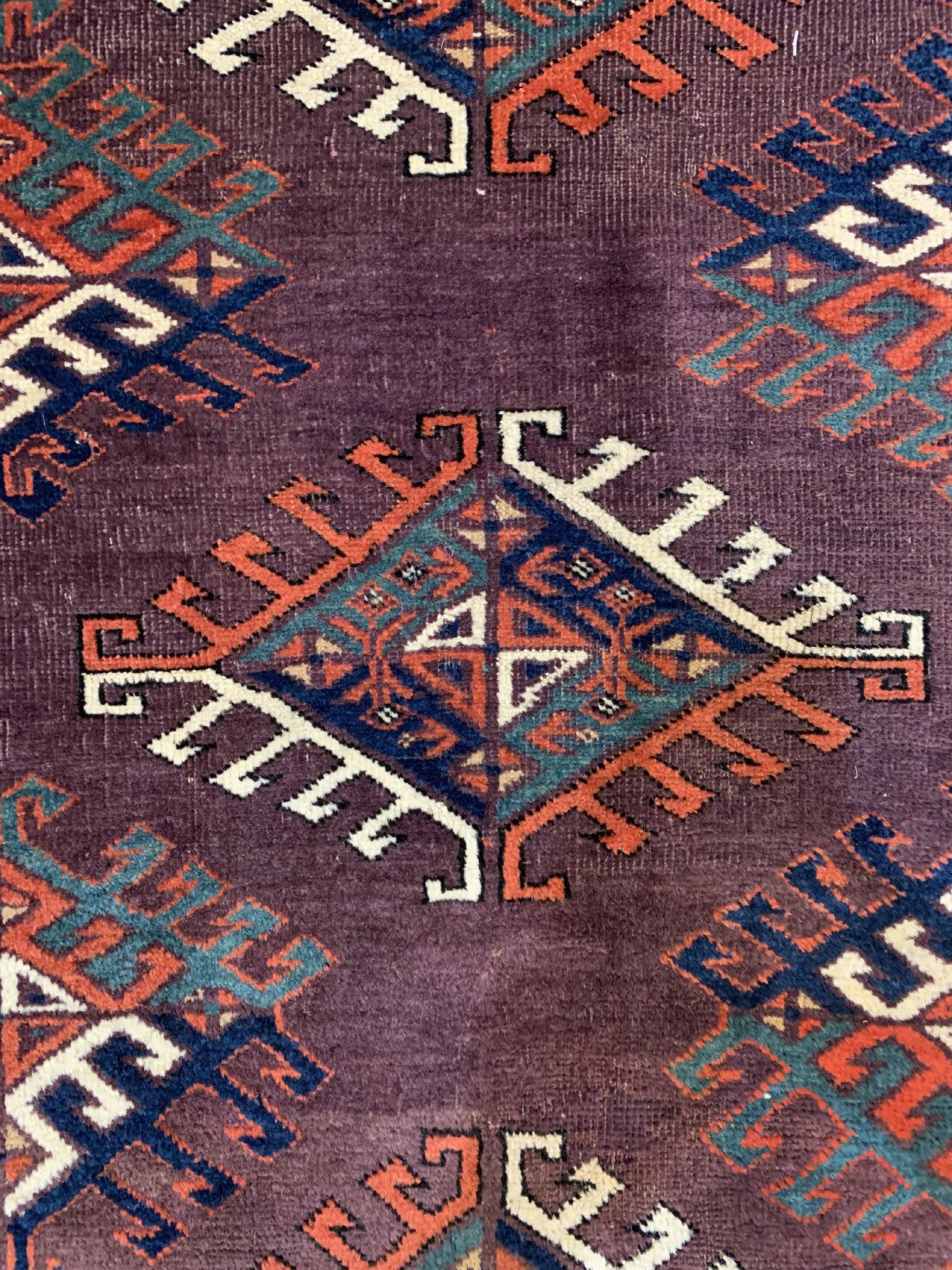Detail a: Antiker Yomud, Hauptteppich Turkmenistan, mitte 19 Jhd., Wolle geknüpft auf Wolle, mit Dyrnak-Göls, ca. 290 x 180 cm, EHZ: 3 (Altersbedingt guter ...
