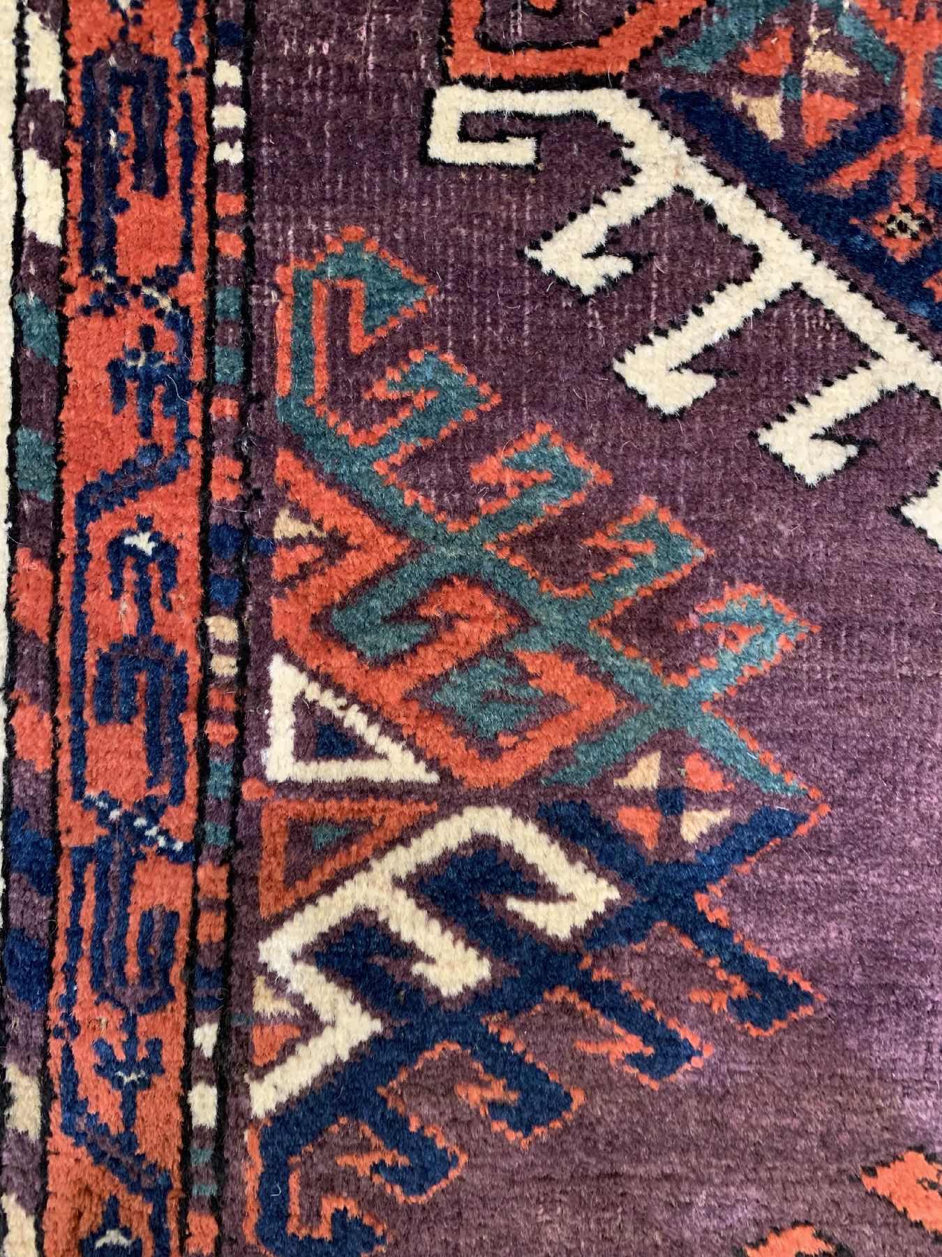 Detail b: Antiker Yomud, Hauptteppich Turkmenistan, mitte 19 Jhd., Wolle geknüpft auf Wolle, mit Dyrnak-Göls, ca. 290 x 180 cm, EHZ: 3 (Altersbedingt guter ...