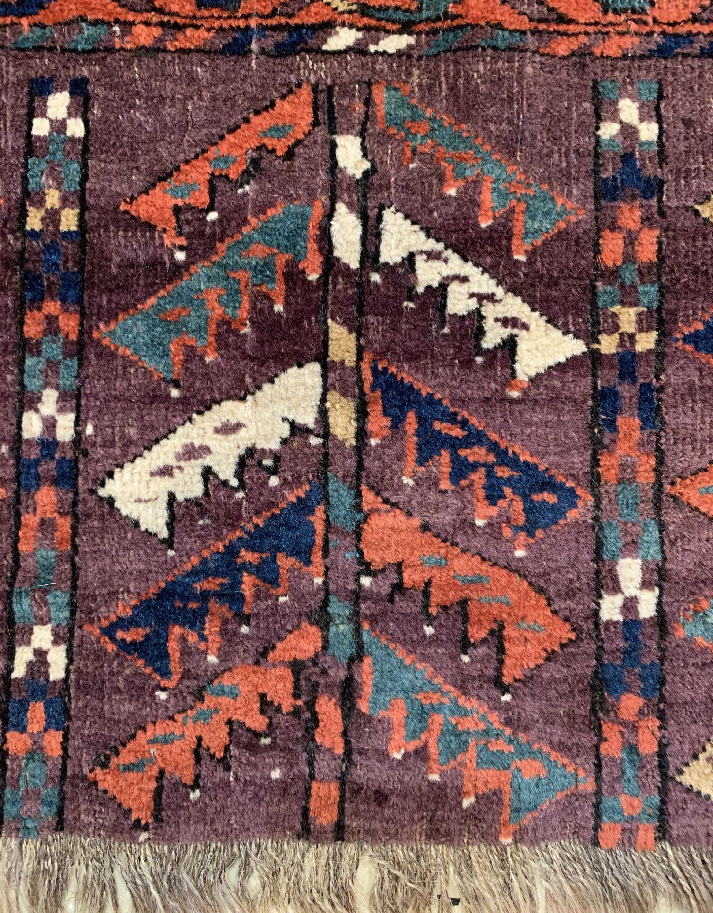 Detail d: Antiker Yomud, Hauptteppich Turkmenistan, mitte 19 Jhd., Wolle geknüpft auf Wolle, mit Dyrnak-Göls, ca. 290 x 180 cm, EHZ: 3 (Altersbedingt guter ...