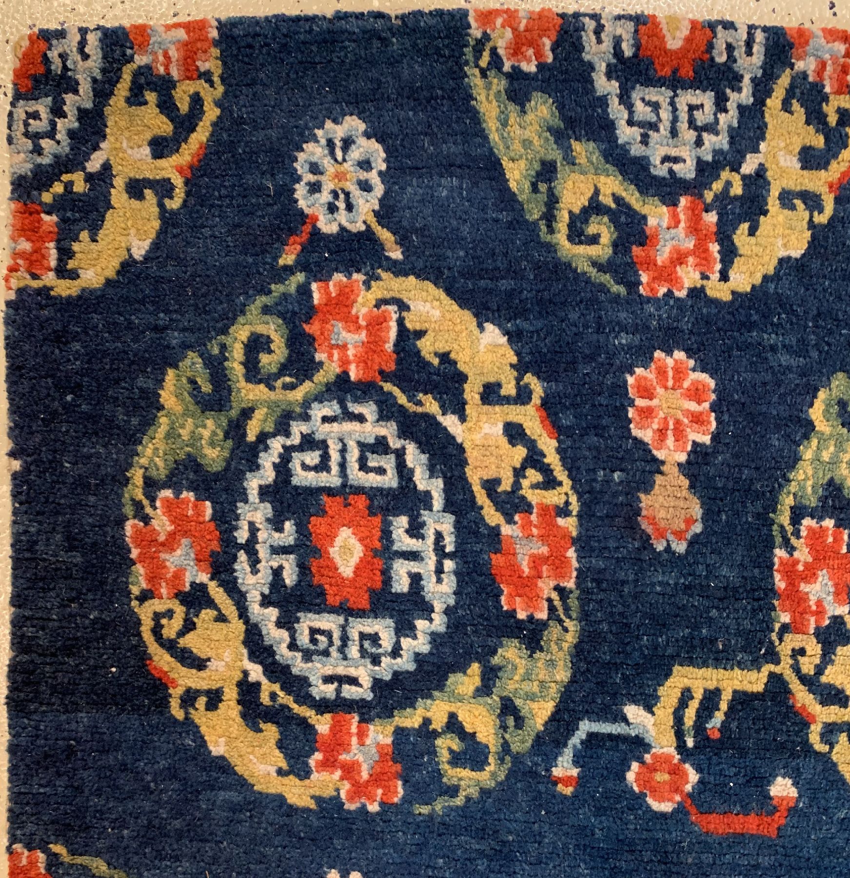 Detail b: Schigatse Khaden, Südtibet, um 1910/1920, Wolle geknüpft auf Baumwolle, ca. 150 x 84 cm,EHZ: 2(guter Zustand)