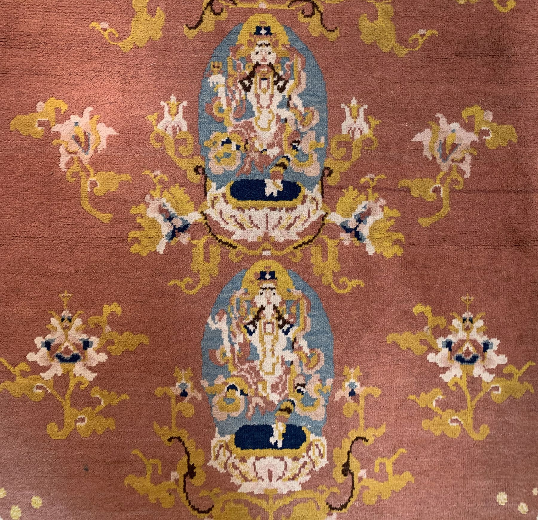 Detail a: Ning-Hsia Säulenteppich, China, 20 Jhd., Wolle geknüpft auf Baumwolle, ca. 230 x 100 cm, EHZ: 2(guter Zustand), Darstellung von 4 Gottheiten.