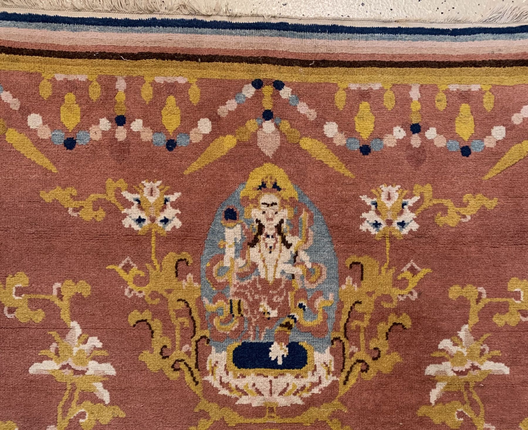 Detail b: Ning-Hsia Säulenteppich, China, 20 Jhd., Wolle geknüpft auf Baumwolle, ca. 230 x 100 cm, EHZ: 2(guter Zustand), Darstellung von 4 Gottheiten.