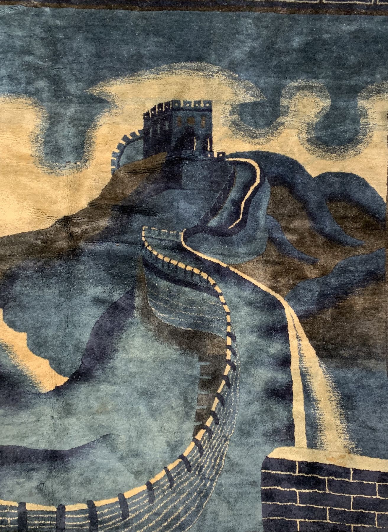 Detail a: Antiker Pao Tow (Chinesische Mauer), China,1920, Wolle geknüpft auf Baumwolle, ca. 200 x 163 cm, EHZ:2(einige Florfehlstellen).