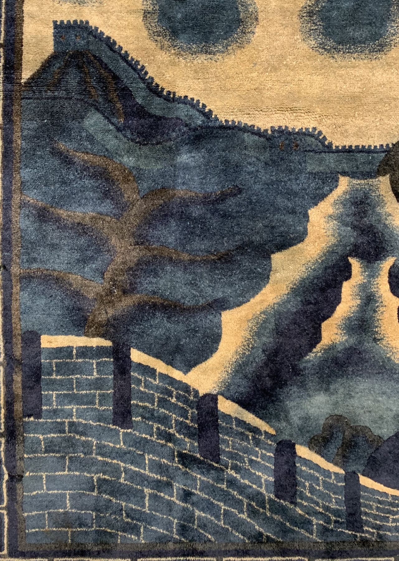 Detail b: Antiker Pao Tow (Chinesische Mauer), China,1920, Wolle geknüpft auf Baumwolle, ca. 200 x 163 cm, EHZ:2(einige Florfehlstellen).