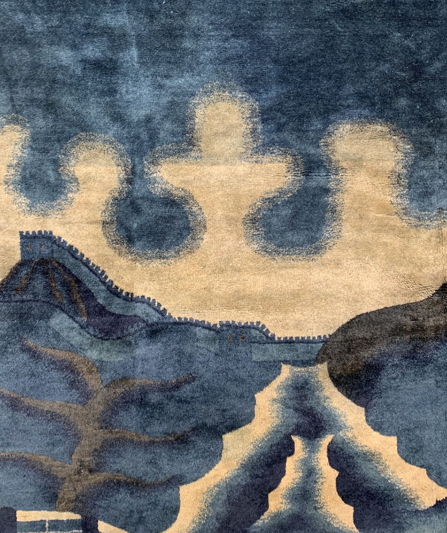 Detail c: Antiker Pao Tow (Chinesische Mauer), China,1920, Wolle geknüpft auf Baumwolle, ca. 200 x 163 cm, EHZ:2(einige Florfehlstellen).