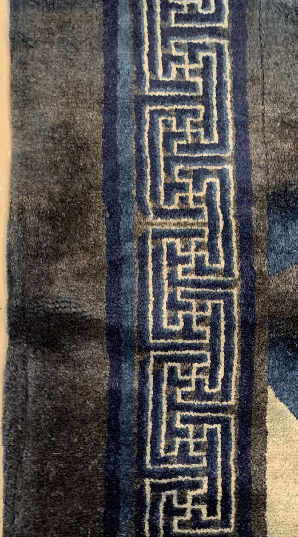 Detail e: Antiker Pao Tow (Chinesische Mauer), China,1920, Wolle geknüpft auf Baumwolle, ca. 200 x 163 cm, EHZ:2(einige Florfehlstellen).