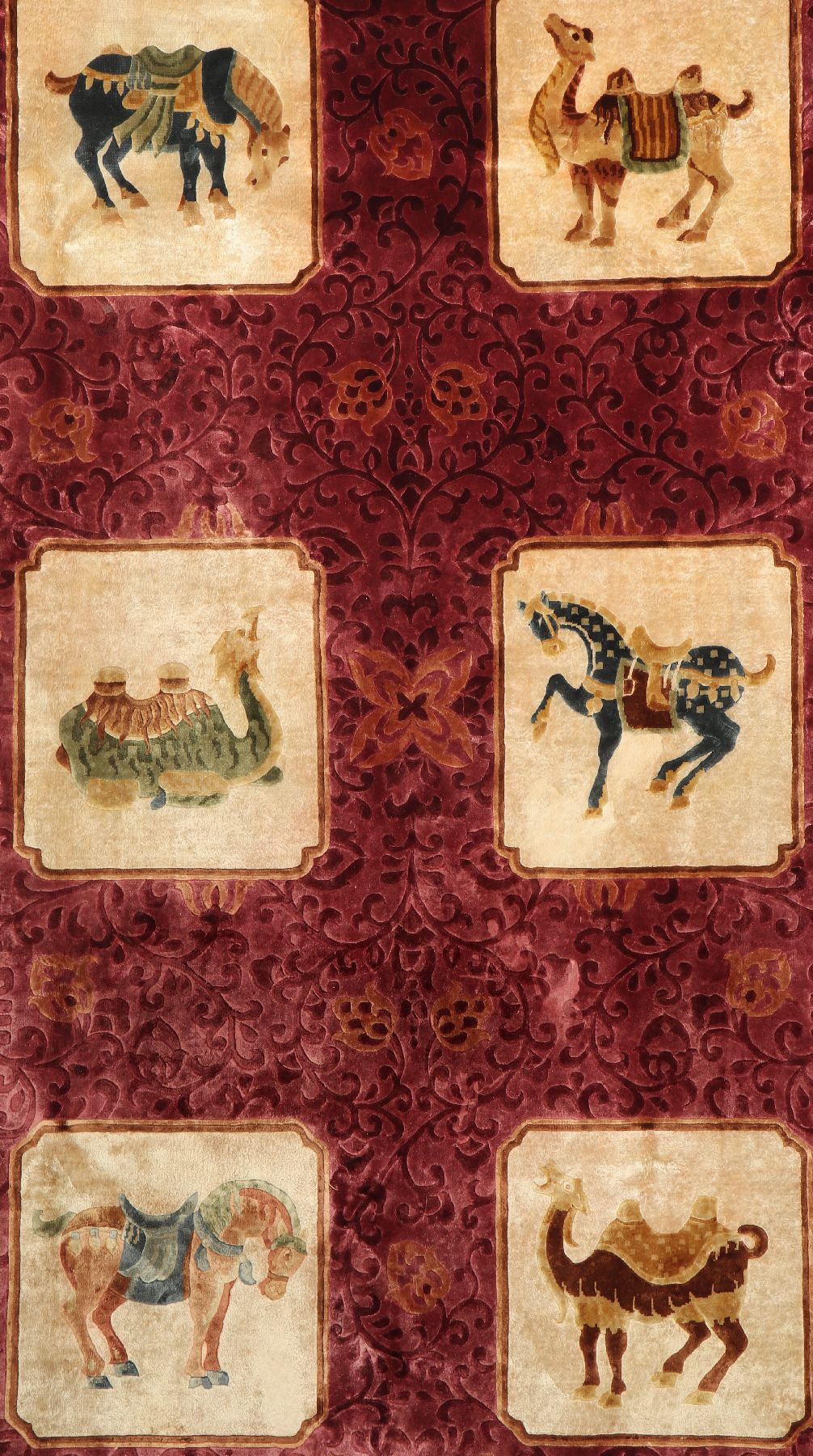 Detail a: Peking Seide alt, China, ca. 50 Jahre, reine Naturseide, ca. 362 x 242 cm, interessante Tierdarstellungen und Drachen Motive in der Bordüre, EHZ: ...