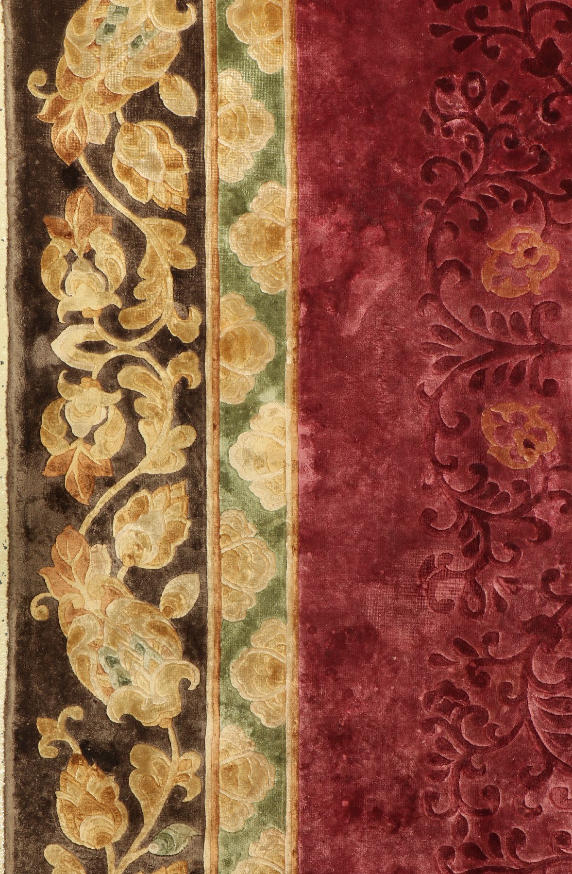 Detail b: Peking Seide alt, China, ca. 50 Jahre, reine Naturseide, ca. 362 x 242 cm, interessante Tierdarstellungen und Drachen Motive in der Bordüre, EHZ: ...