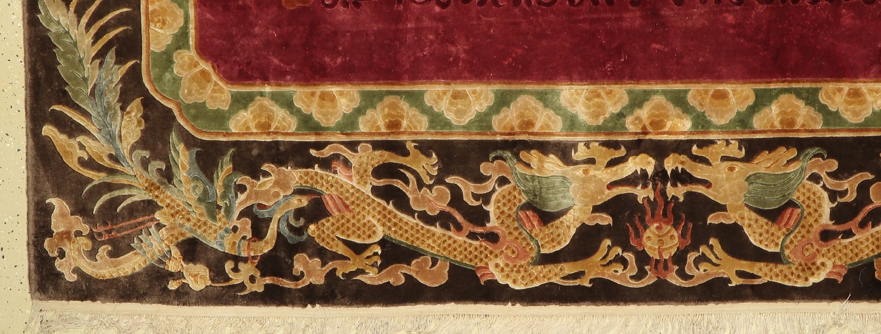 Detail c: Peking Seide alt, China, ca. 50 Jahre, reine Naturseide, ca. 362 x 242 cm, interessante Tierdarstellungen und Drachen Motive in der Bordüre, EHZ: ...