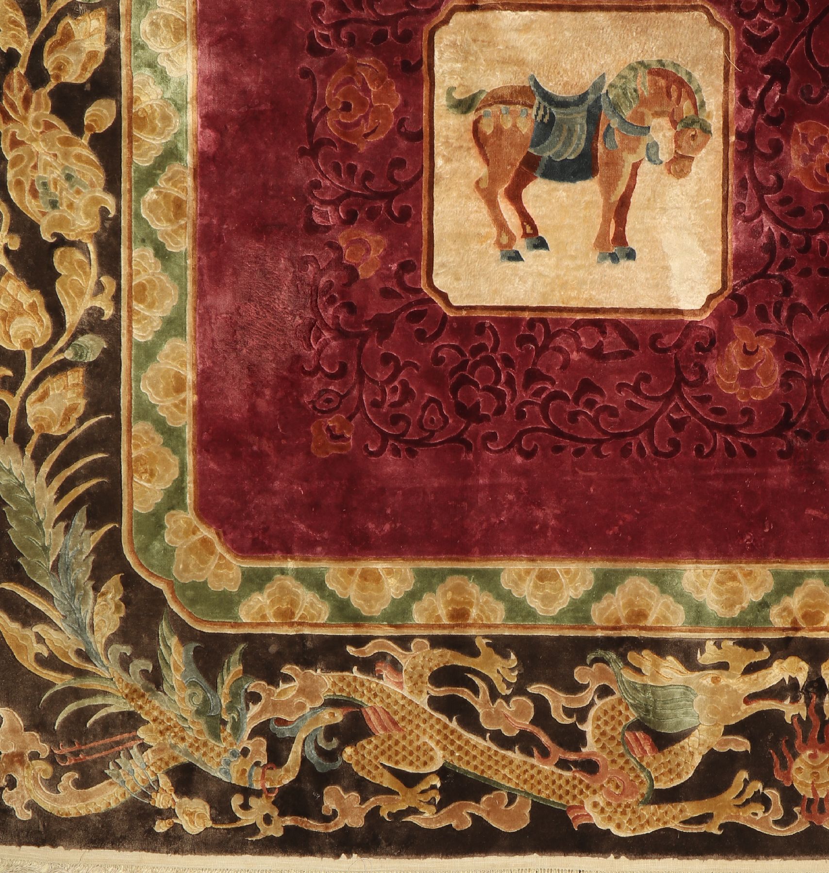 Detail d: Peking Seide alt, China, ca. 50 Jahre, reine Naturseide, ca. 362 x 242 cm, interessante Tierdarstellungen und Drachen Motive in der Bordüre, EHZ: ...