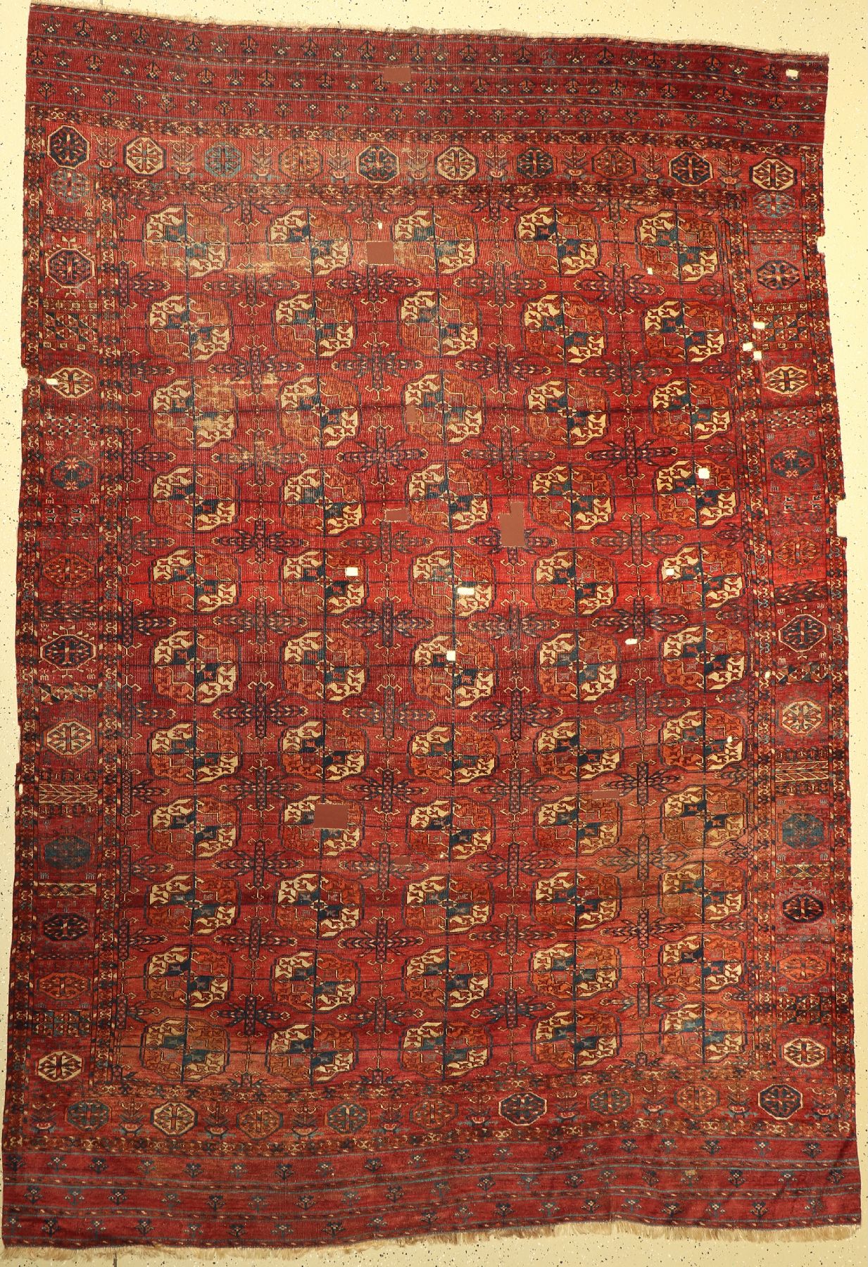 Tekke Hauptteppich antik, Turkmenistan, mitte 19 Jhd., Wolle geknüpft auf Wolle, mit Tekke Göls und Tschemtsche Sekundärmotiven, ca, 317 x 217 ...