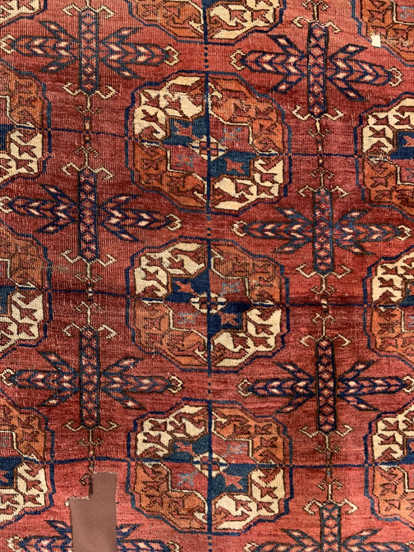 Detail a: Tekke Hauptteppich antik, Turkmenistan, mitte 19 Jhd., Wolle geknüpft auf Wolle, mit Tekke Göls und Tschemtsche Sekundärmotiven, ca, 317 x 217 ...