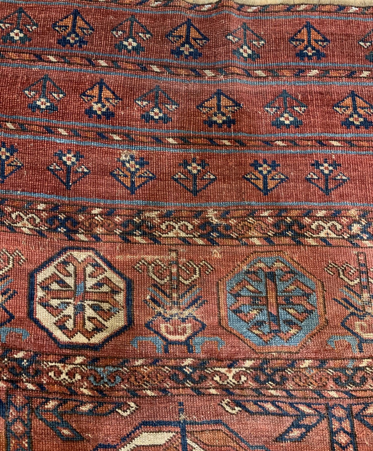 Detail b: Tekke Hauptteppich antik, Turkmenistan, mitte 19 Jhd., Wolle geknüpft auf Wolle, mit Tekke Göls und Tschemtsche Sekundärmotiven, ca, 317 x 217 ...