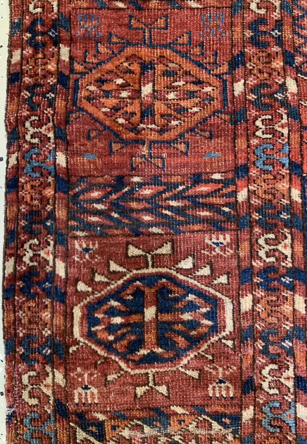 Detail c: Tekke Hauptteppich antik, Turkmenistan, mitte 19 Jhd., Wolle geknüpft auf Wolle, mit Tekke Göls und Tschemtsche Sekundärmotiven, ca, 317 x 217 ...