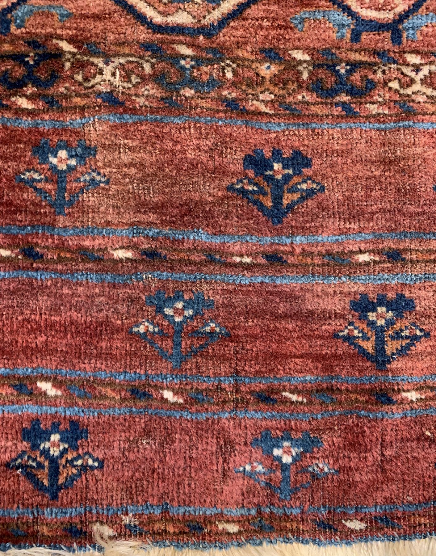 Detail d: Tekke Hauptteppich antik, Turkmenistan, mitte 19 Jhd., Wolle geknüpft auf Wolle, mit Tekke Göls und Tschemtsche Sekundärmotiven, ca, 317 x 217 ...