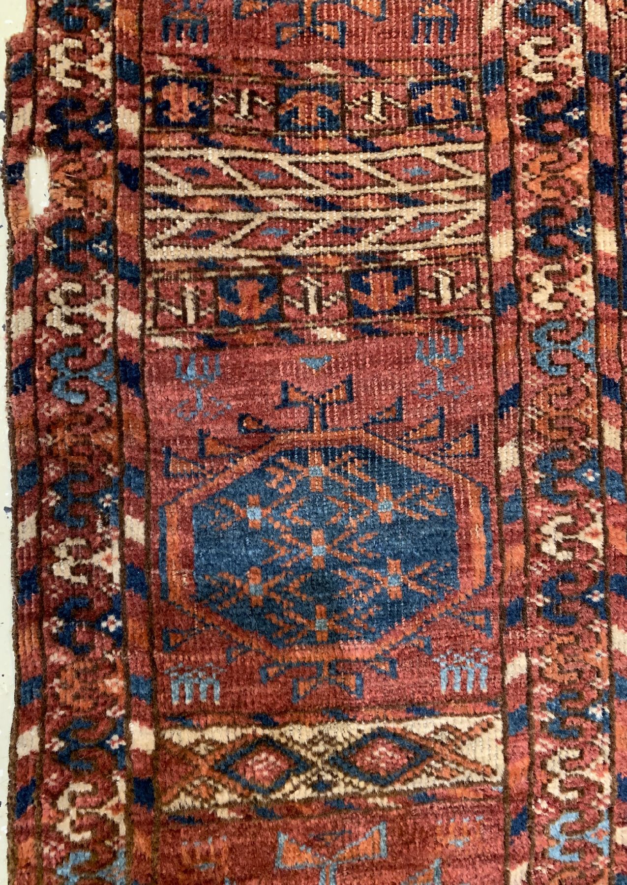 Detail e: Tekke Hauptteppich antik, Turkmenistan, mitte 19 Jhd., Wolle geknüpft auf Wolle, mit Tekke Göls und Tschemtsche Sekundärmotiven, ca, 317 x 217 ...