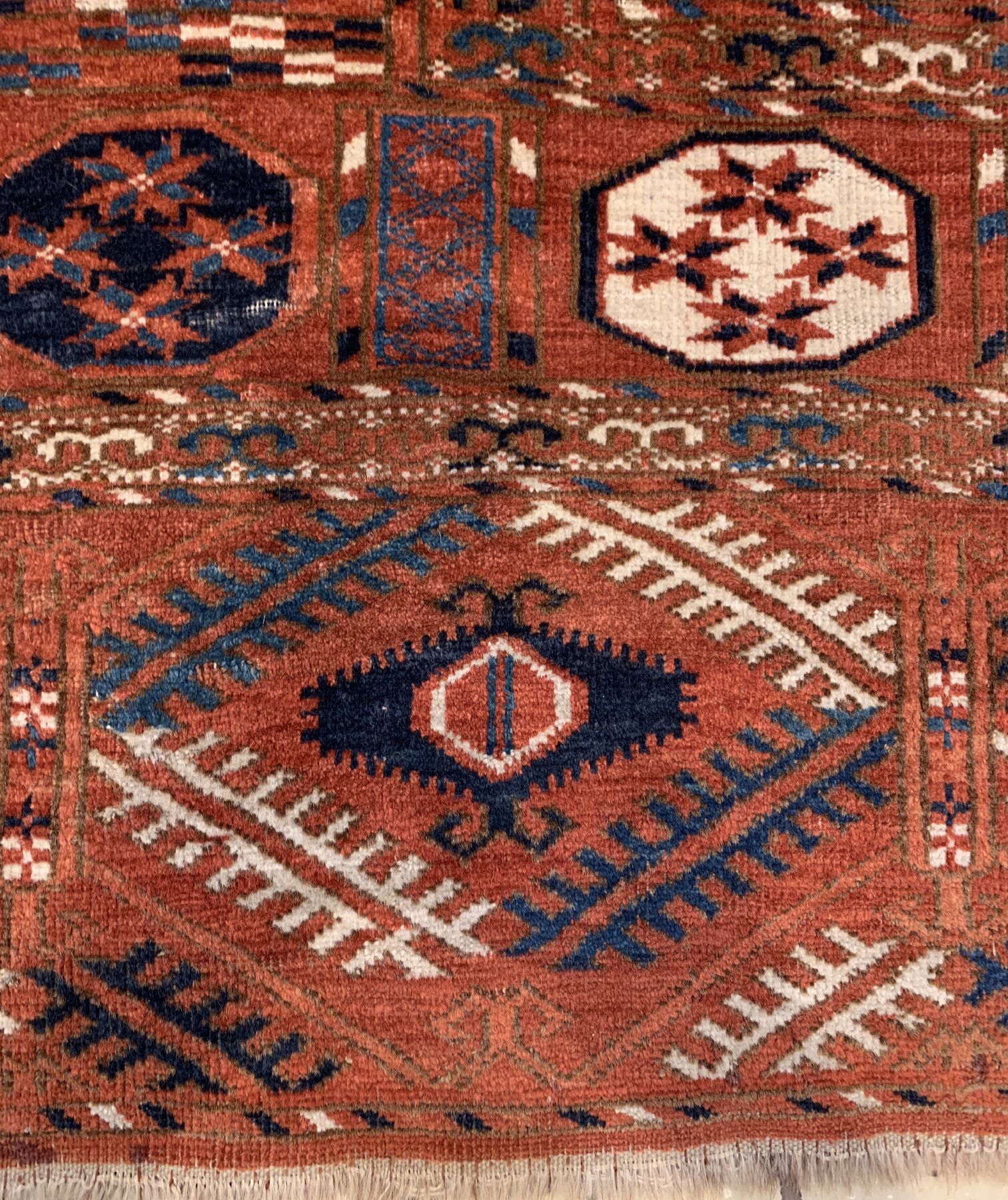 Detail b: Tekke Hauptteppich antik, Turkmenistan, mitte 19 Jhd., Wolle geknüpft auf Wolle, Hauptteppich der Tekke Turkemenen mit Klassischen Tekke Buchara ...