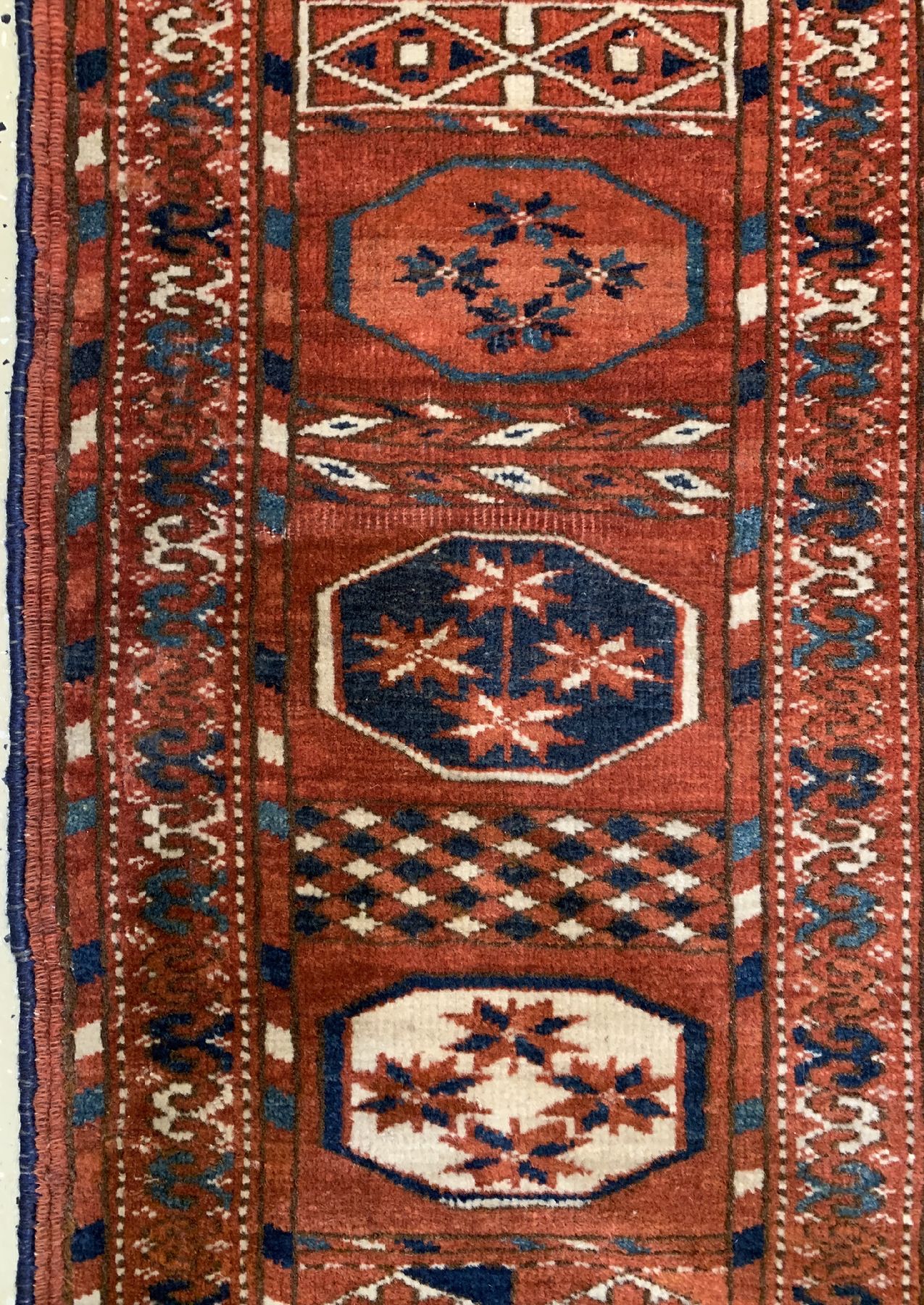 Detail d: Tekke Hauptteppich antik, Turkmenistan, mitte 19 Jhd., Wolle geknüpft auf Wolle, Hauptteppich der Tekke Turkemenen mit Klassischen Tekke Buchara ...