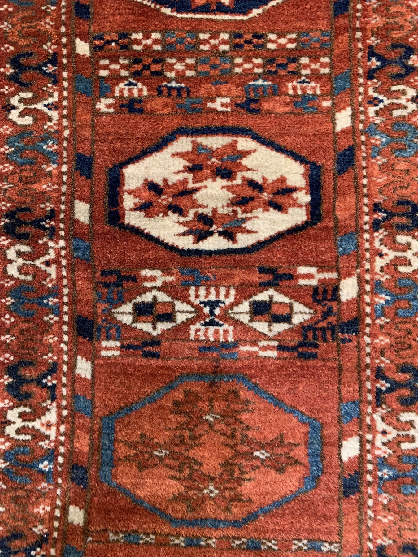 Detail e: Tekke Hauptteppich antik, Turkmenistan, mitte 19 Jhd., Wolle geknüpft auf Wolle, Hauptteppich der Tekke Turkemenen mit Klassischen Tekke Buchara ...
