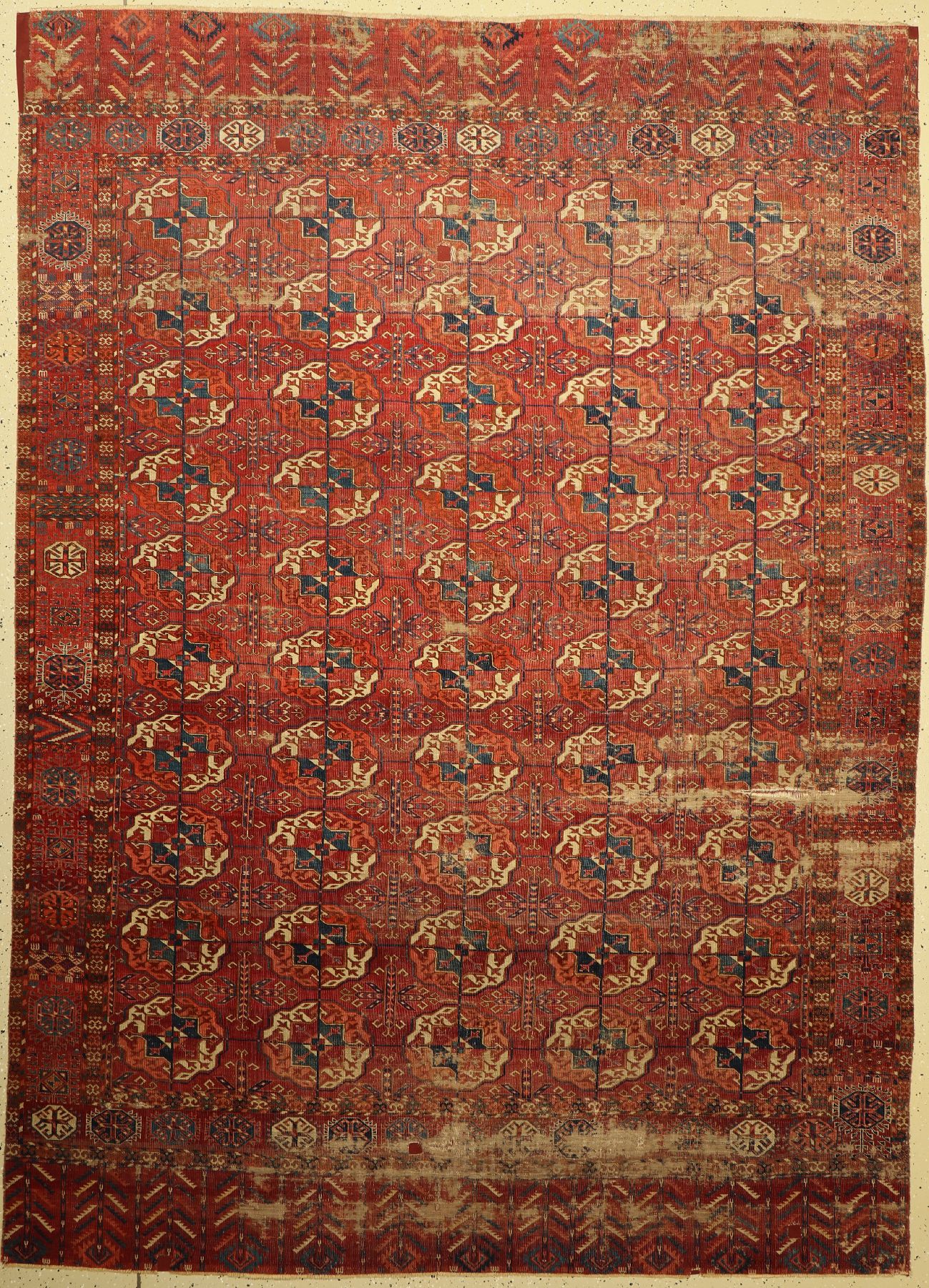 Tekke Hauptteppich antik, Turkmenistan, mitte 19 Jhd., Wolle geknüpft auf Wolle, TekkeGöls mit Tschemtsche Sekundär-Güls. ca. 290 x 210 cm, ...