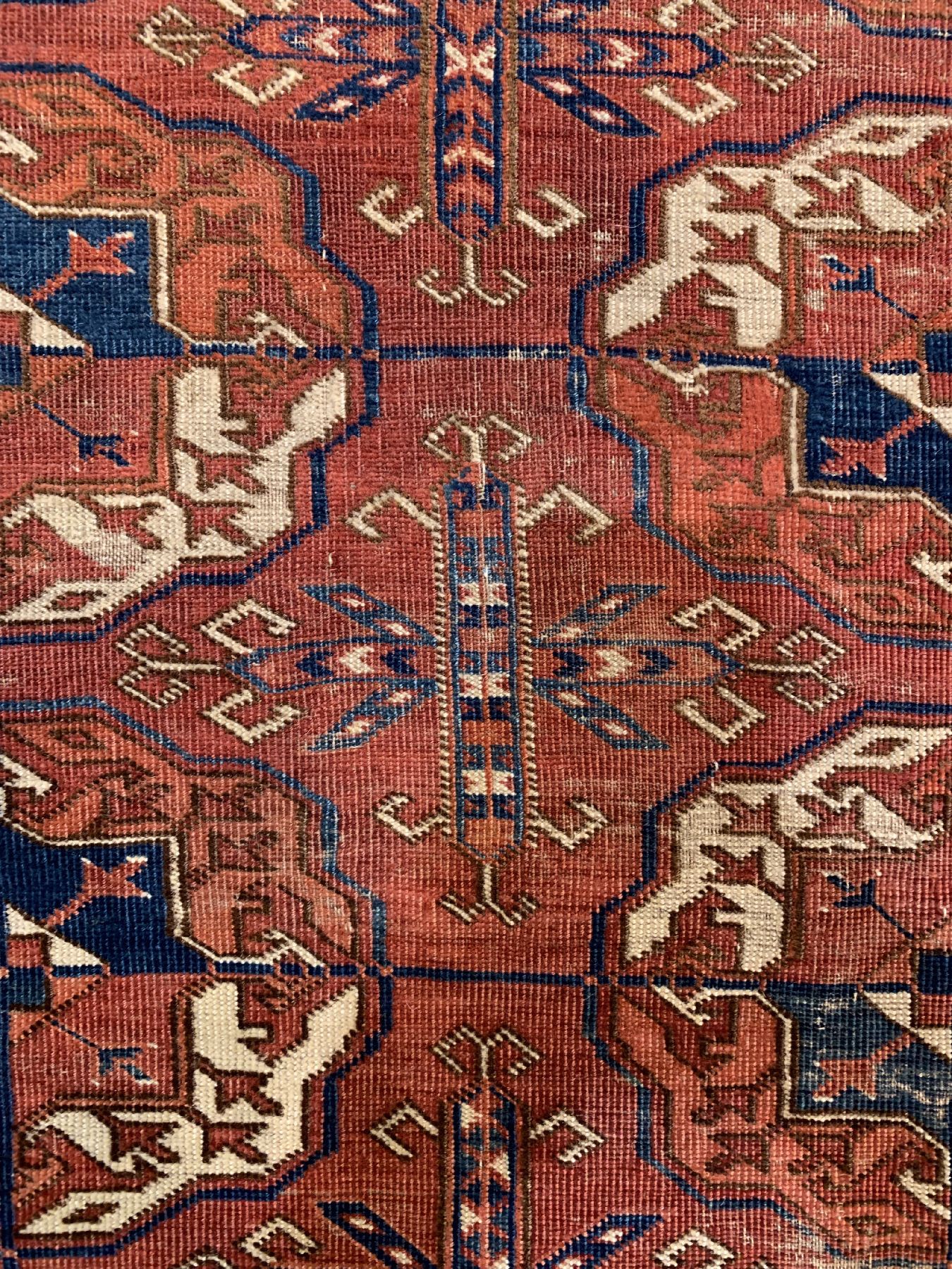 Detail a: Tekke Hauptteppich antik, Turkmenistan, mitte 19 Jhd., Wolle geknüpft auf Wolle, TekkeGöls mit Tschemtsche Sekundär-Güls. ca. 290 x 210 cm, ...