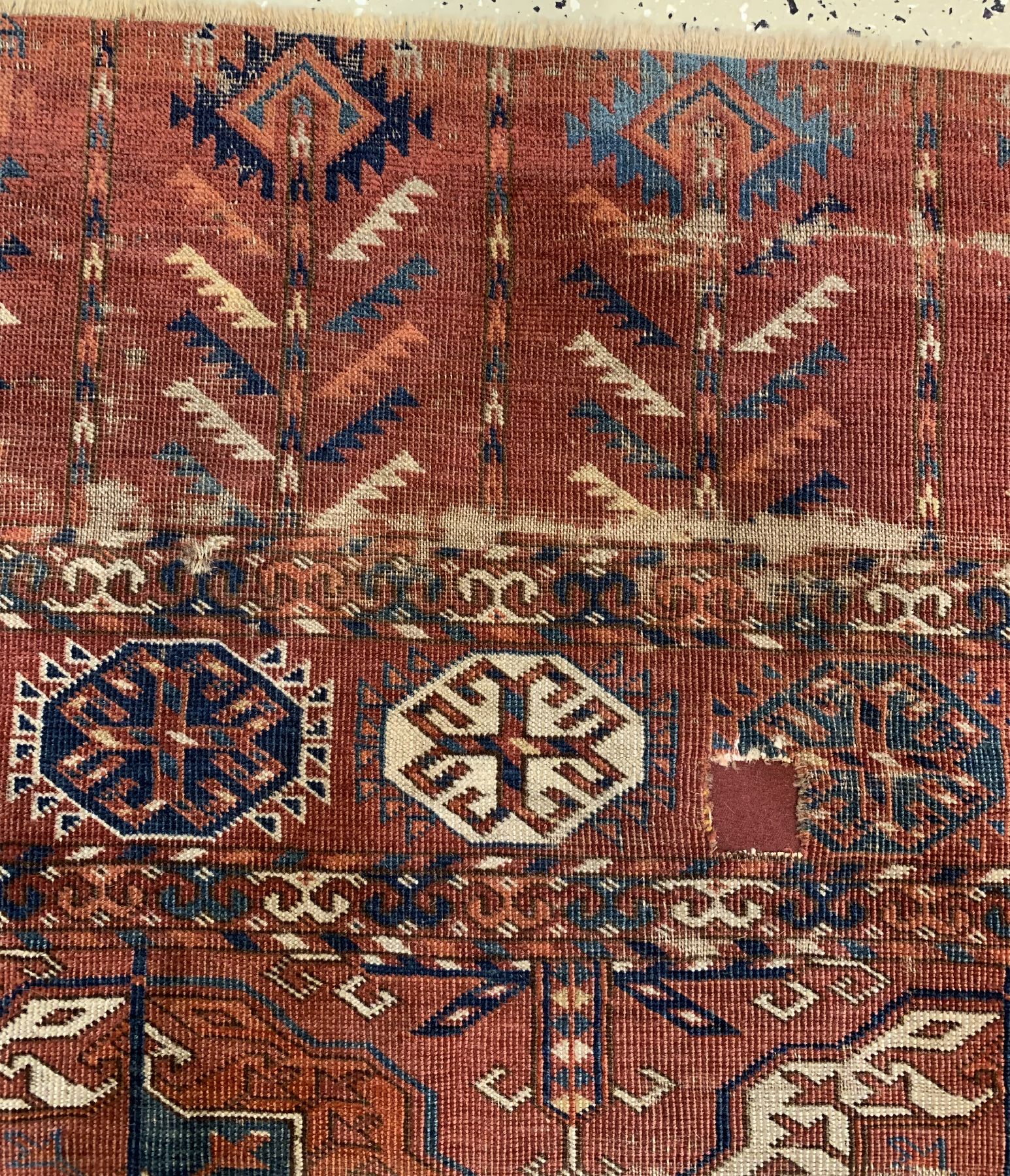 Detail b: Tekke Hauptteppich antik, Turkmenistan, mitte 19 Jhd., Wolle geknüpft auf Wolle, TekkeGöls mit Tschemtsche Sekundär-Güls. ca. 290 x 210 cm, ...