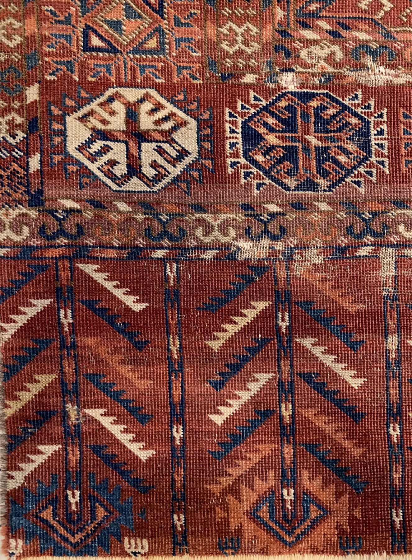 Detail d: Tekke Hauptteppich antik, Turkmenistan, mitte 19 Jhd., Wolle geknüpft auf Wolle, TekkeGöls mit Tschemtsche Sekundär-Güls. ca. 290 x 210 cm, ...